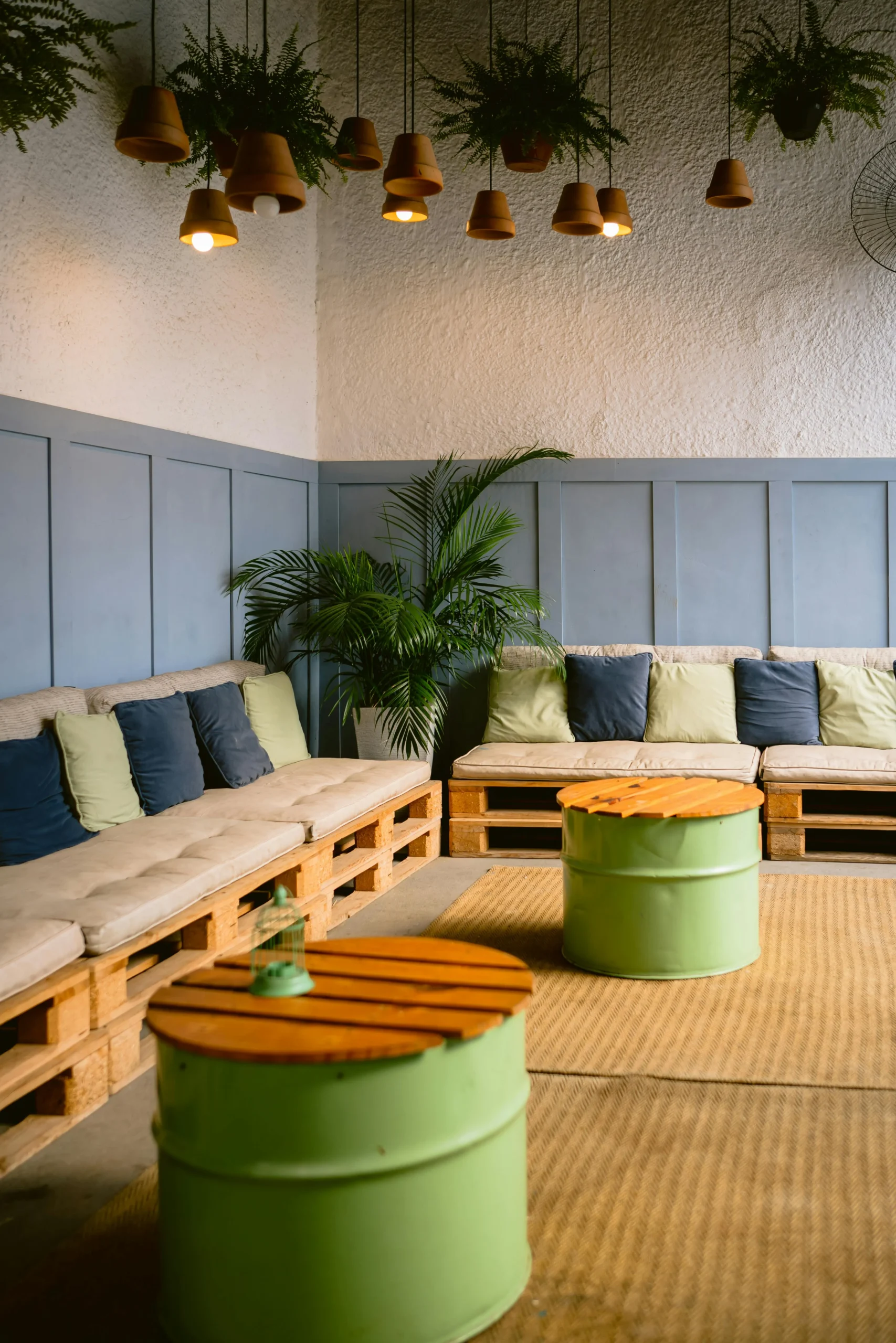 Zona Lounge con Mobiliario Reciclado y Estilo Rustic Chic