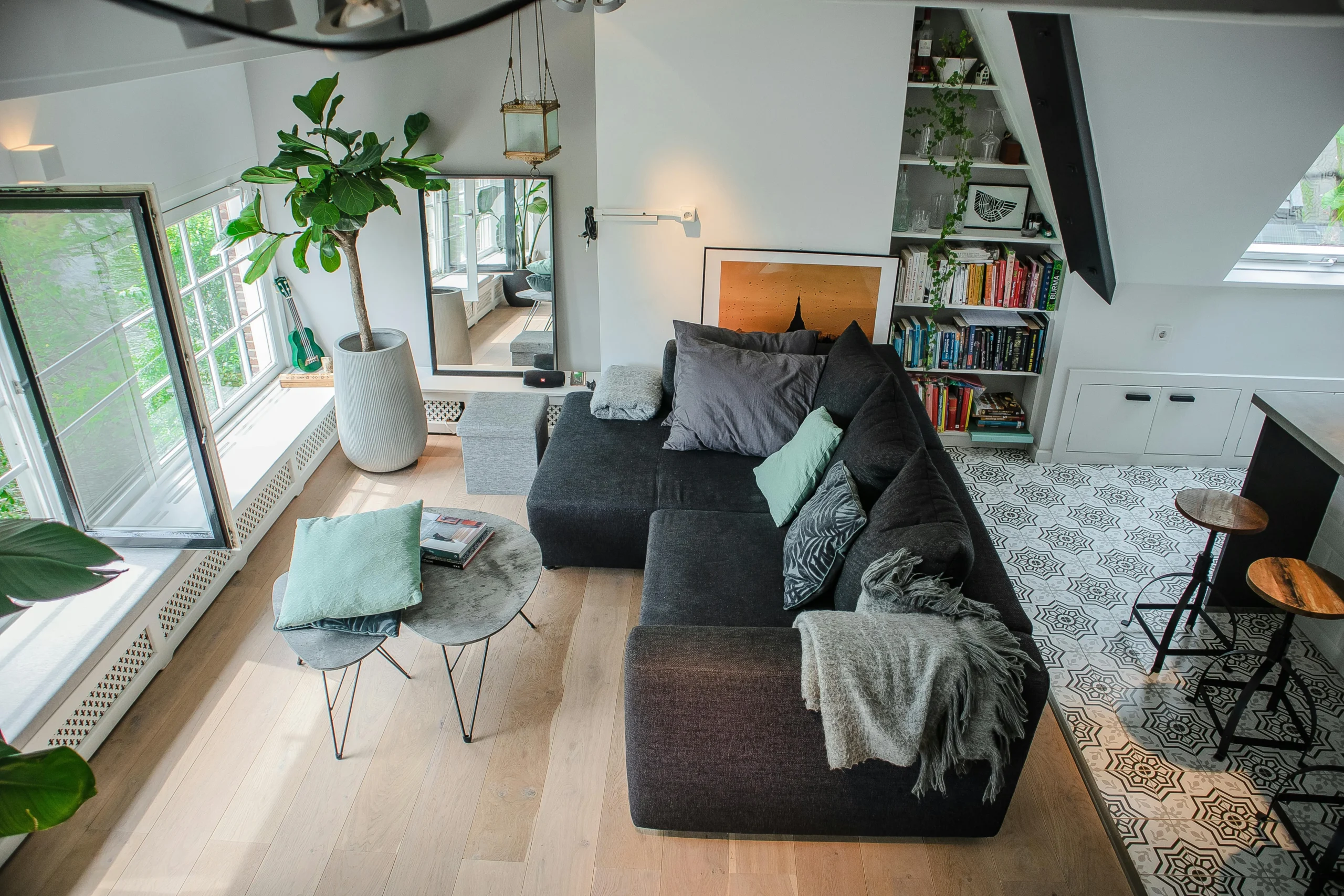 Salón Moderno con Sofá Modular Oscuro y Suelo de Madera Clara 