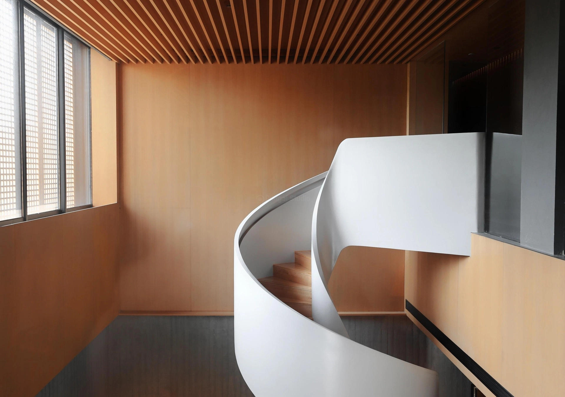 "Loft In Light" — Valencia Escalera curva minimalista en interior de madera
