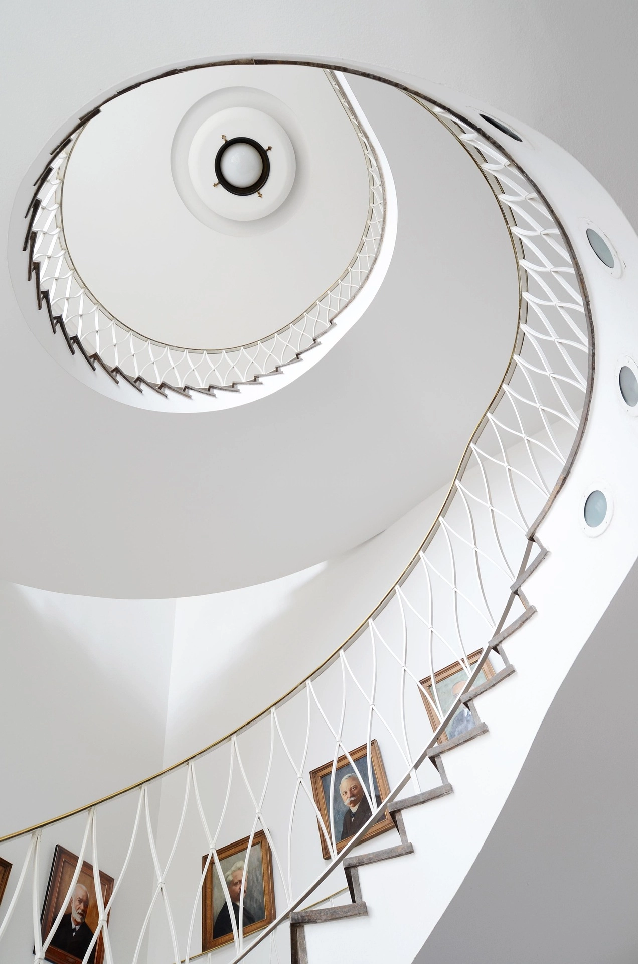 Escalera helicoidal con baranda calada blanca