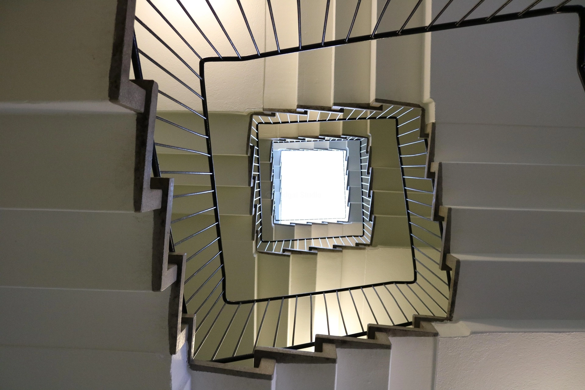 Escalera cuadrada con barandilla negra