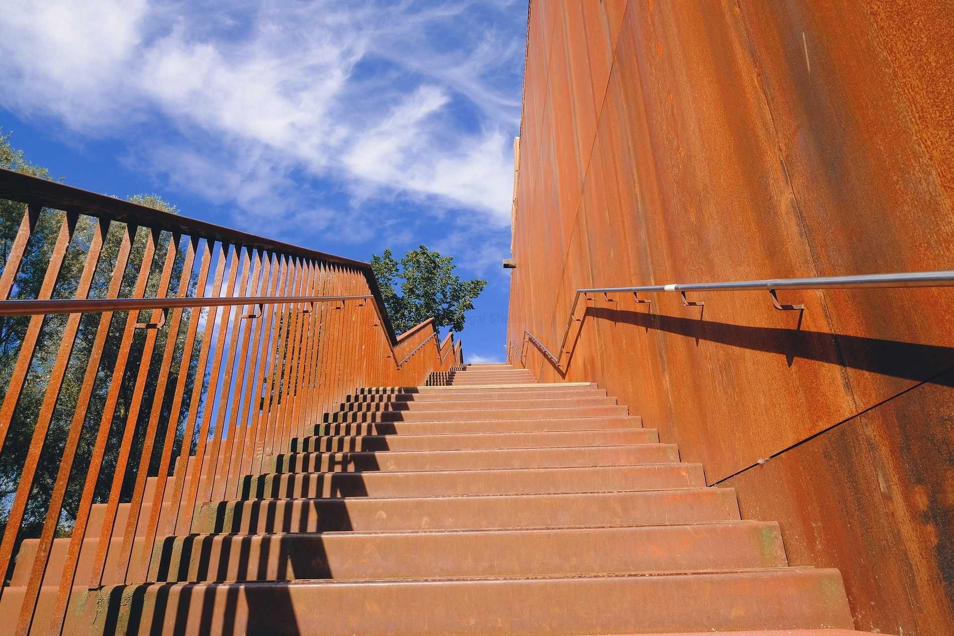 Escaleras de acero corten y fachada oxidada