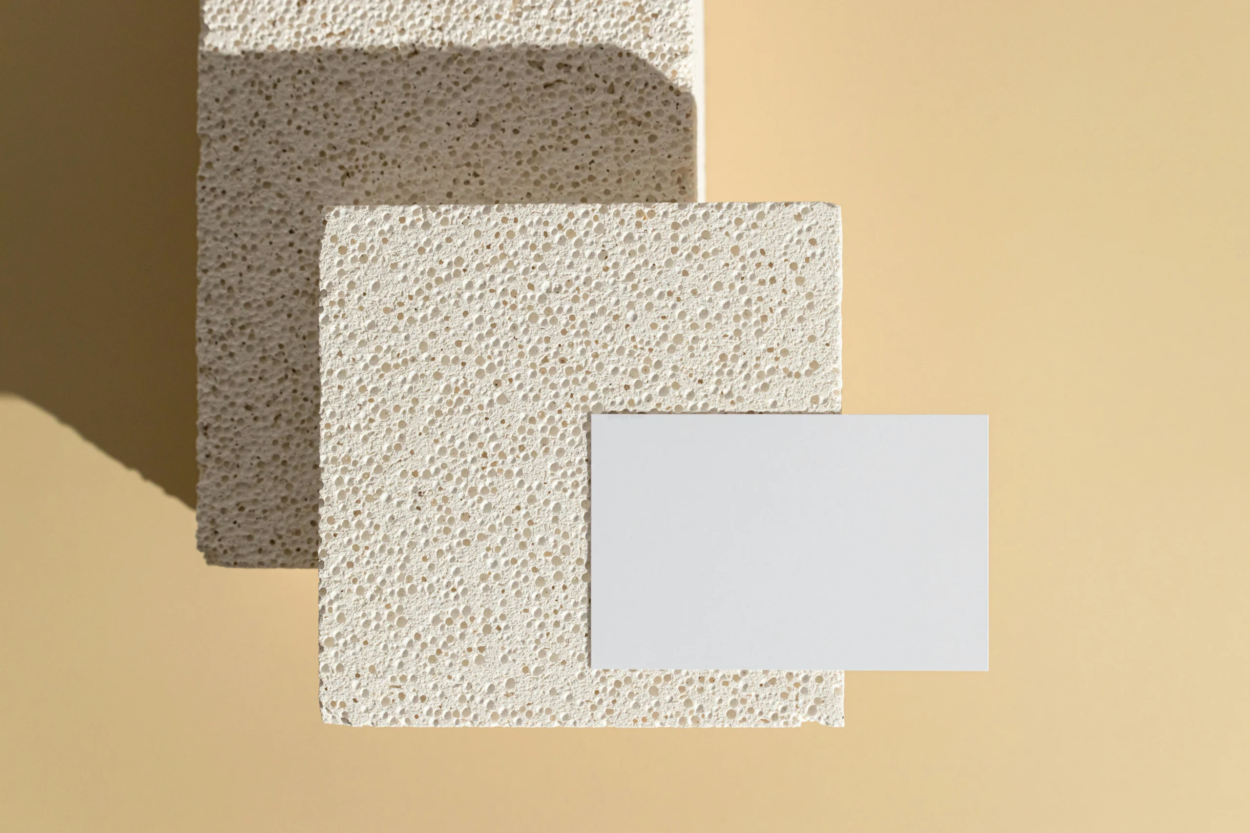 Muestra de Material Constructivo con Textura Rugosa en Beige Arena