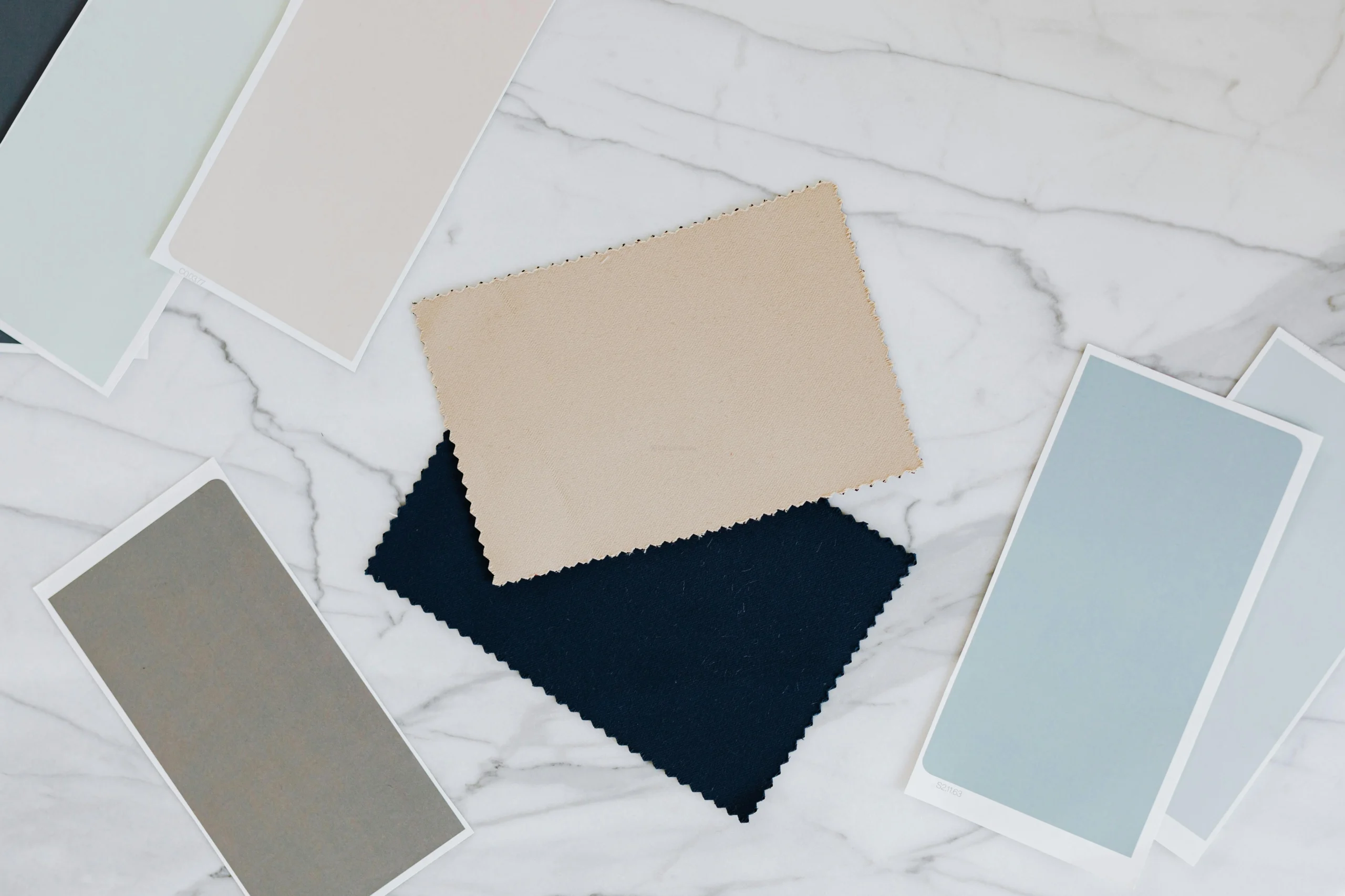 Composición de Paletas en Azul y Beige sobre Mármol Blanco