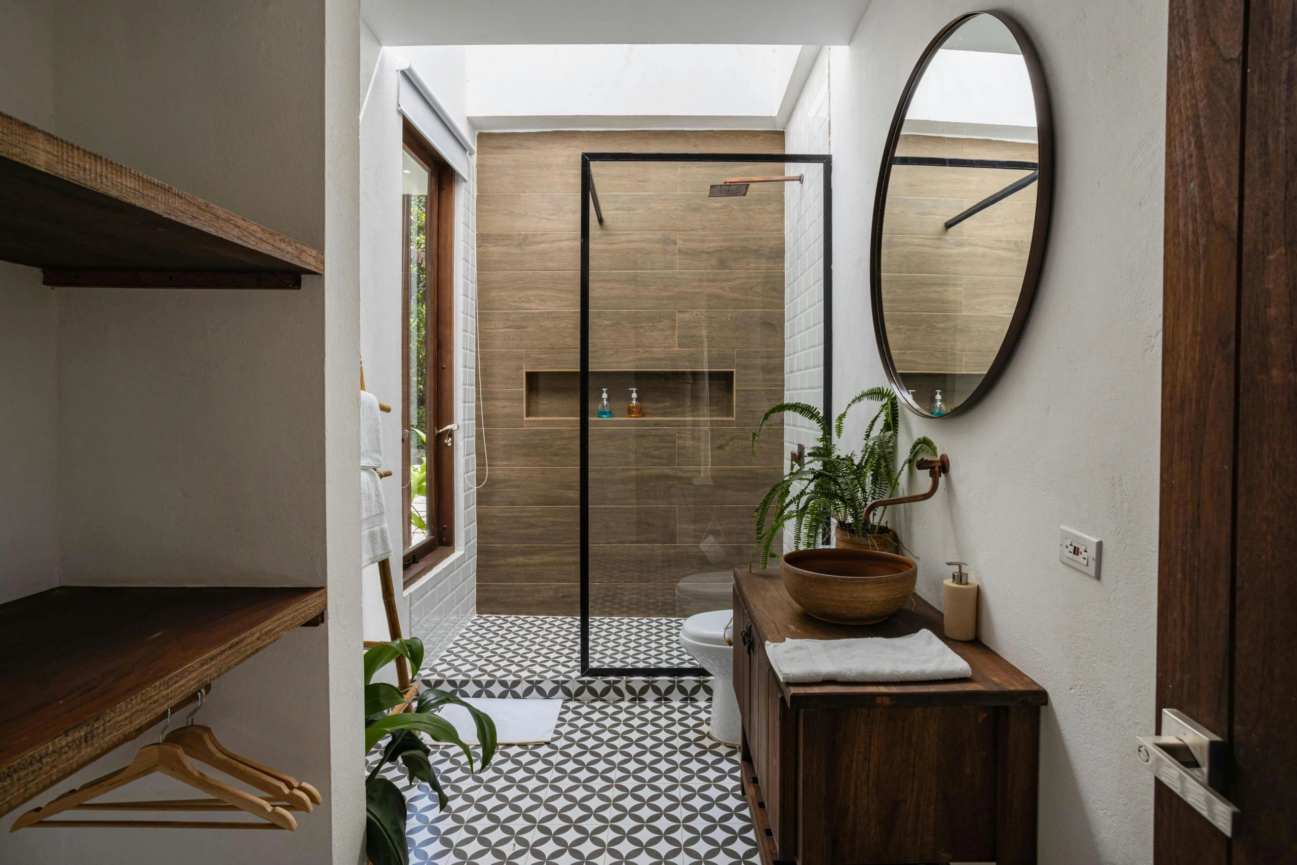 Baño Ecléctico con Suelo Hidráulico, Ducha de Madera Cerámica y Lavabo de Autor