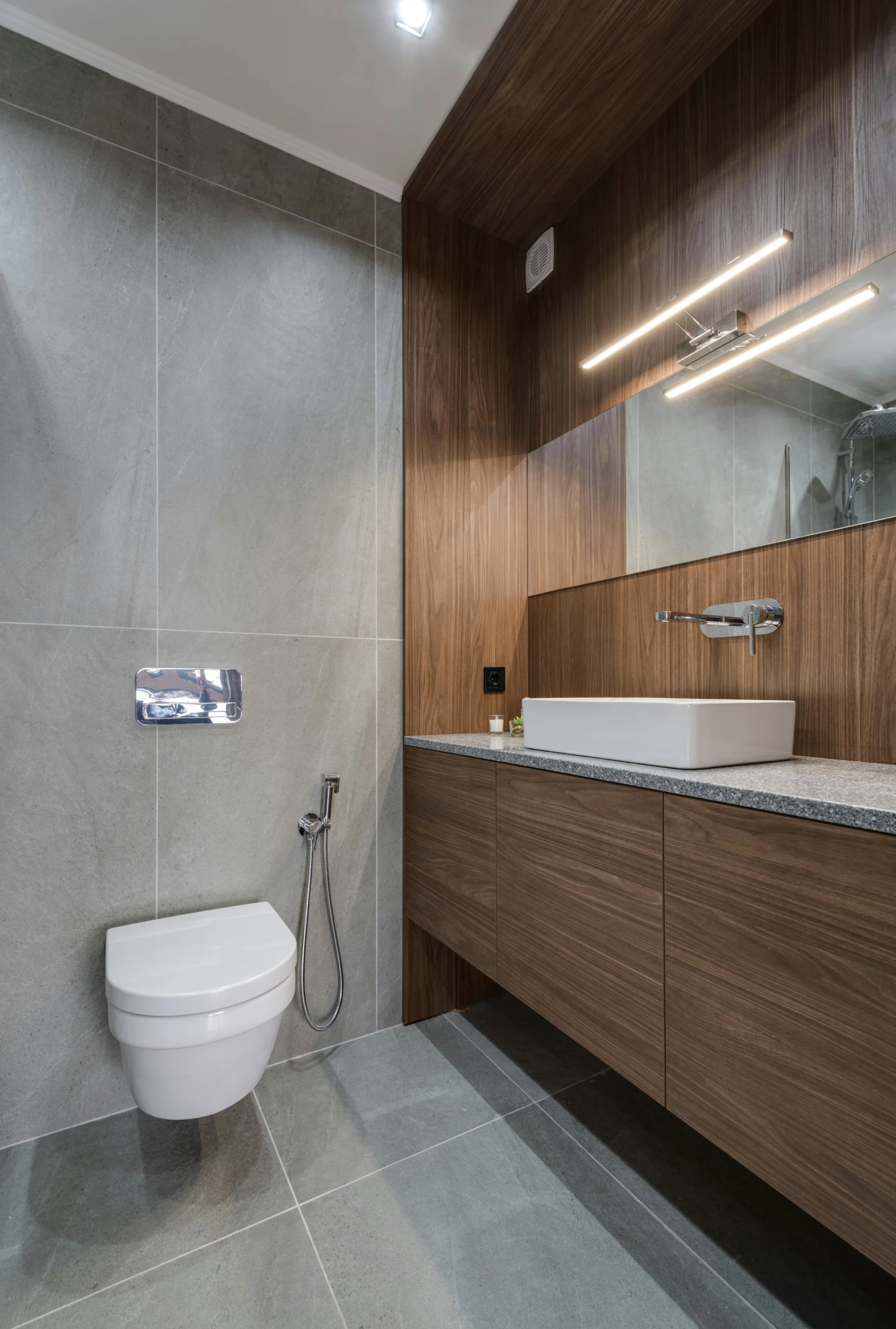 Baño Contemporáneo con Envolvente de Madera Oscura y Porcelánico Gris