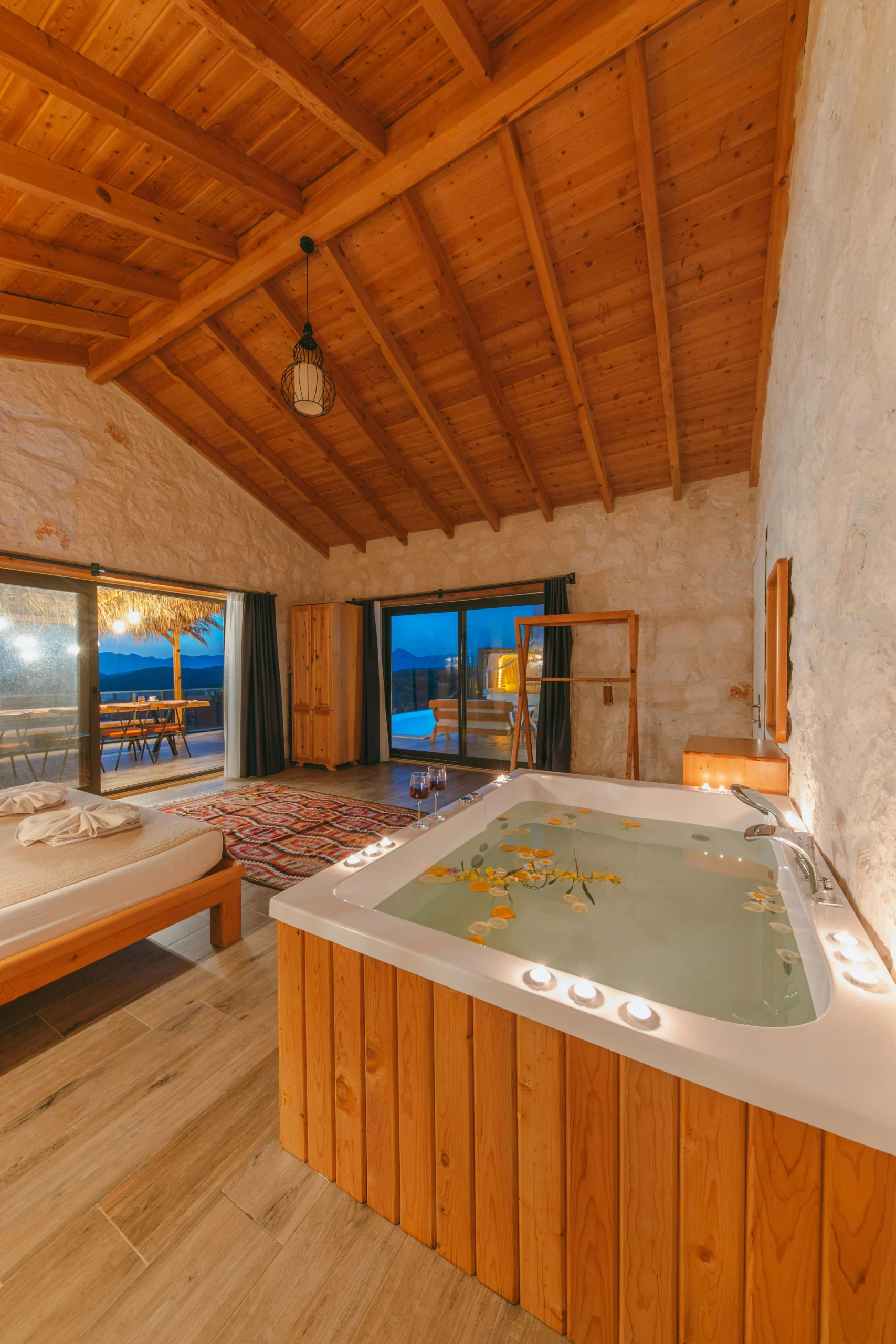 “Energy Building, Marbella” — Málaga Bañera de Hidromasaje y Vistas a la Terraza en Suite Rústica de Lujo