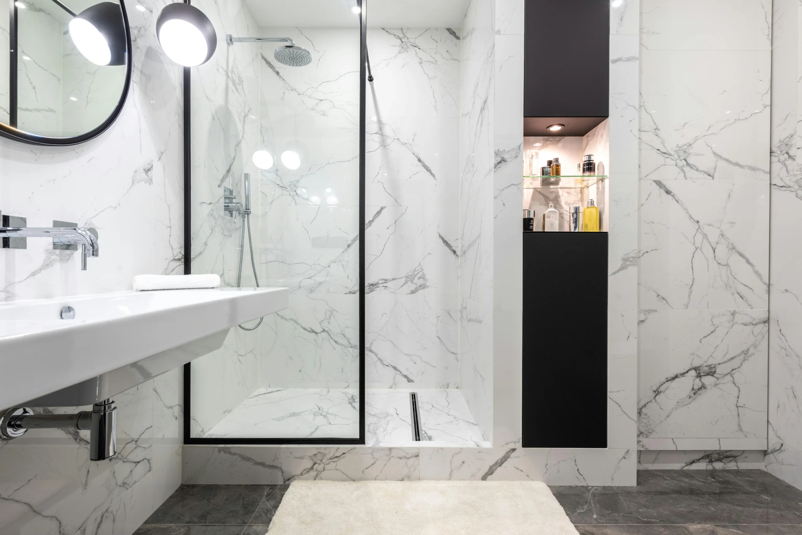 Baño Contemporáneo en Mármol Blanco con Ducha de Perfilería Negra