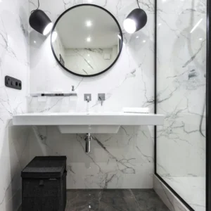 Dikigai Studio_IMG994 Baño Contemporáneo en Mármol Blanco con Ducha de Perfilería Negra