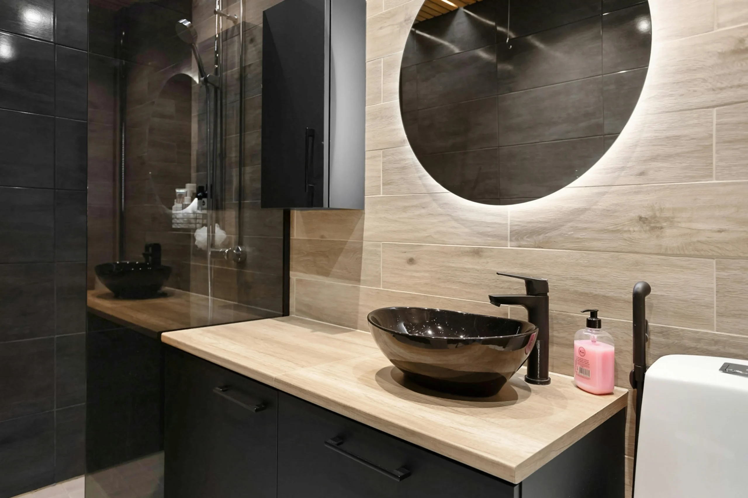 Baño Contemporáneo con Mueble Negro, Encimera de Madera Clara y Lavabo de Bol