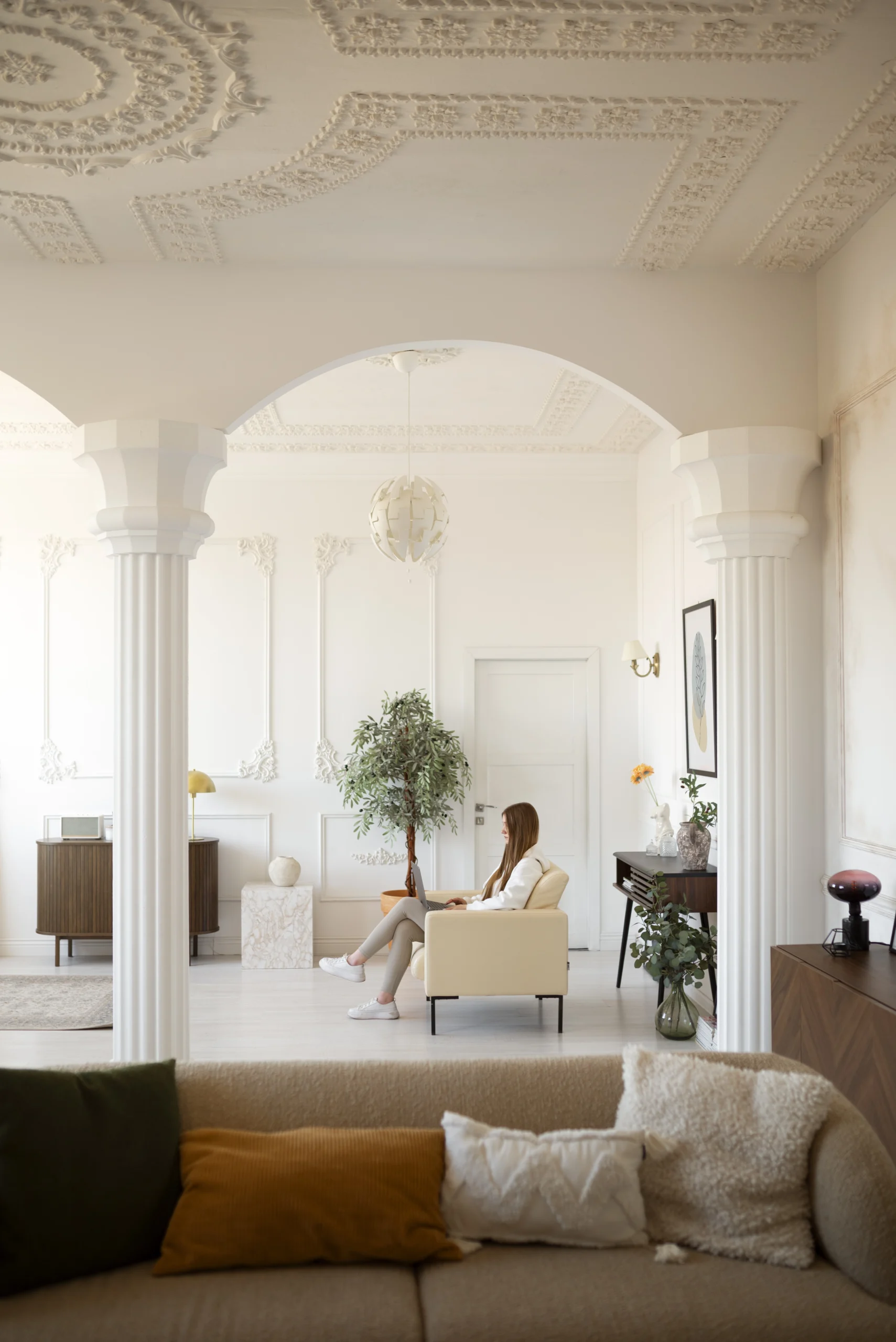 El Futuro del Interiorismo: 7 Claves para 2026 Salón Neoclásico Luminoso con Columnas