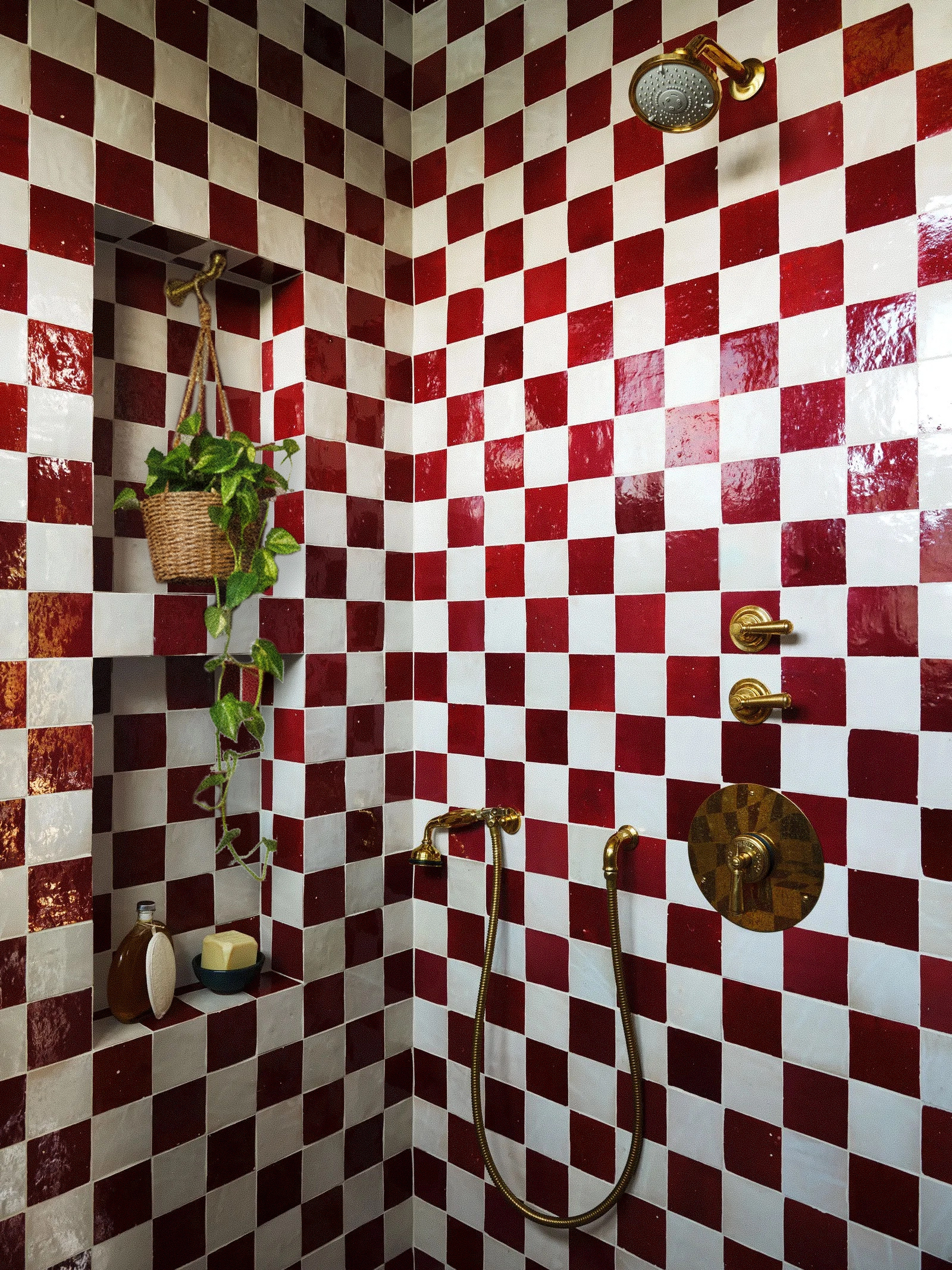 Ducha Vintage de Azulejos Damero Rojos