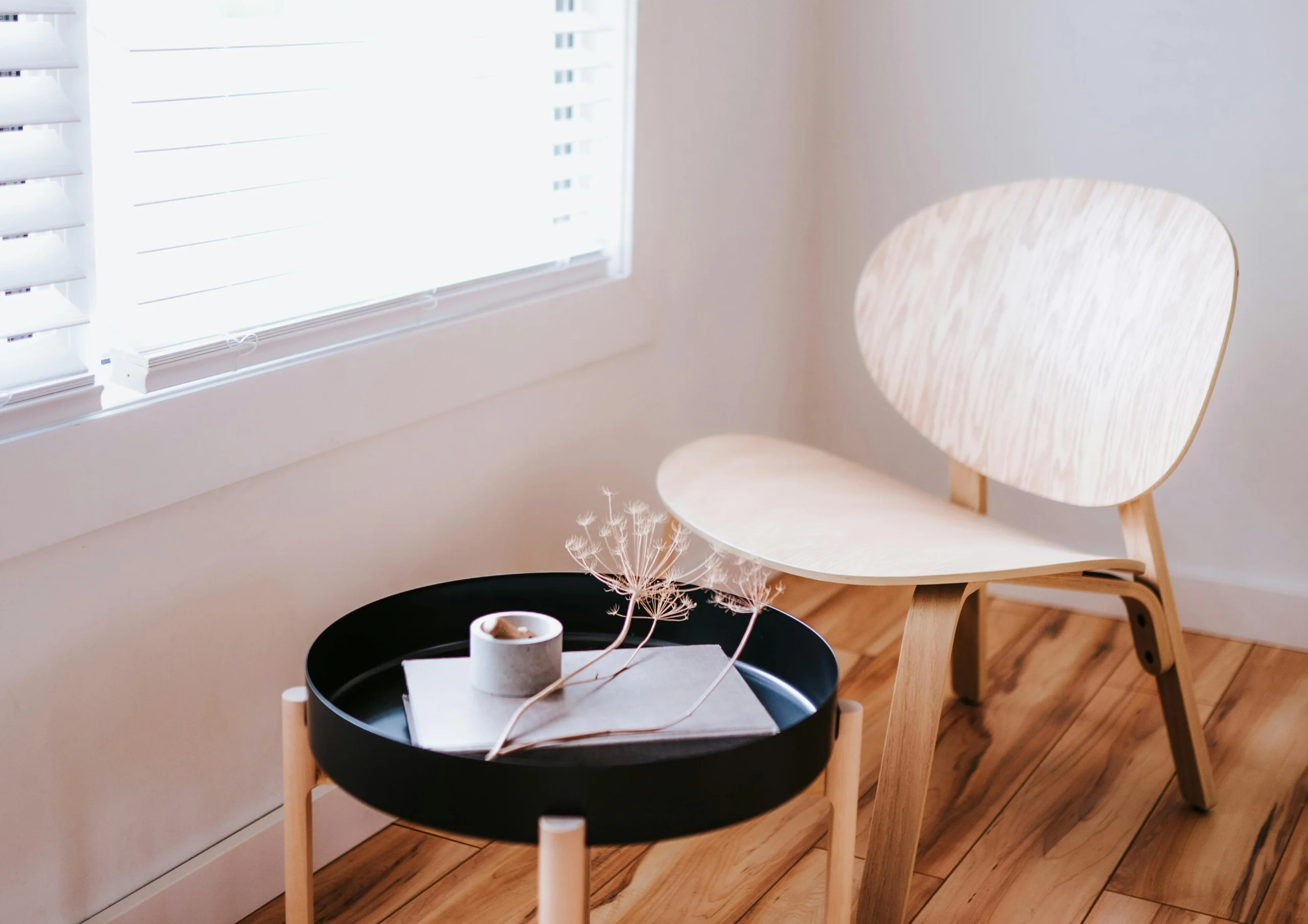 Rincón de Lectura Nórdico con Silla Icónica de Madera Laminada