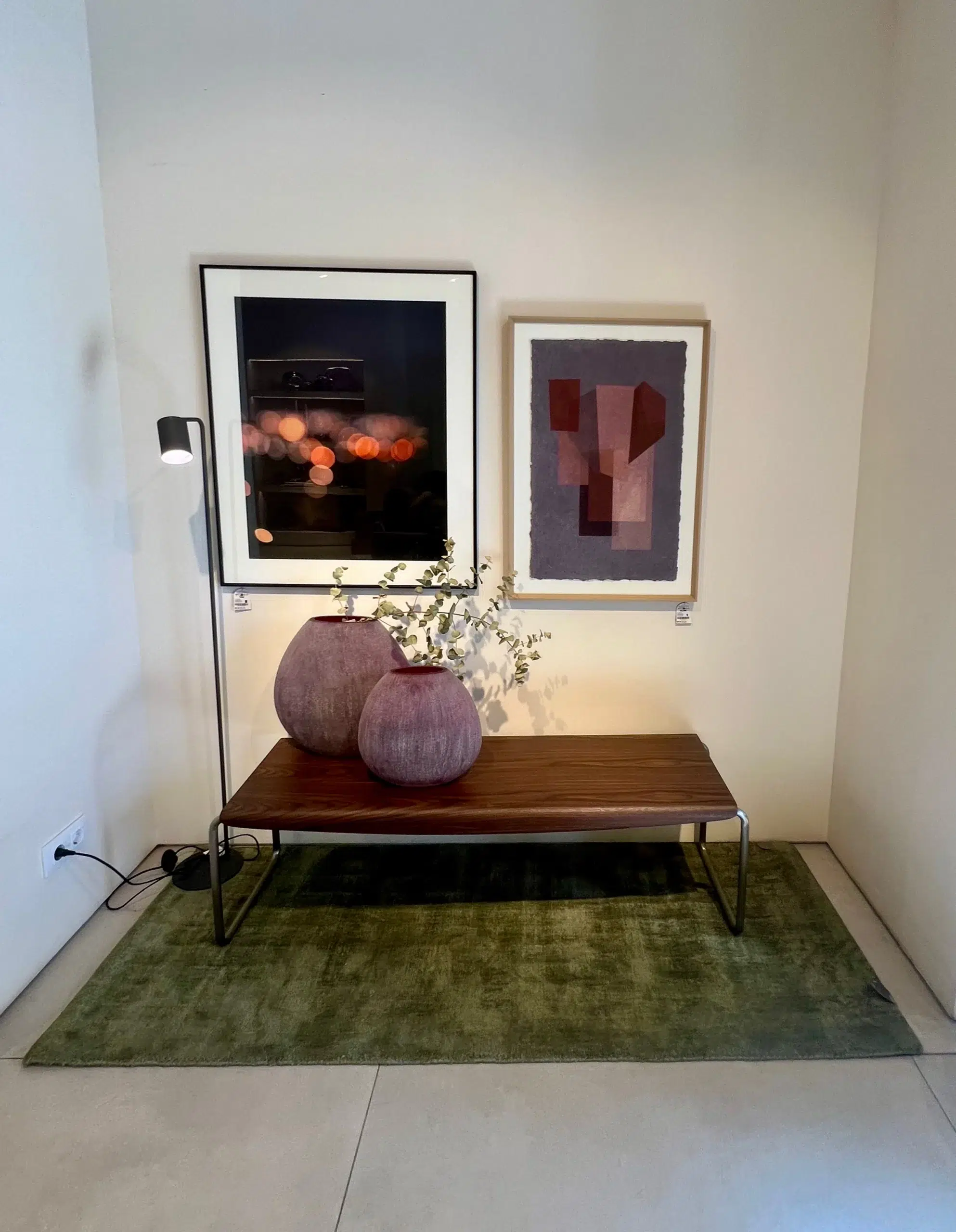 "Loft In Light" — Valencia Recibidor Contemporáneo con Banco de Madera Oscura y Arte Abstracto