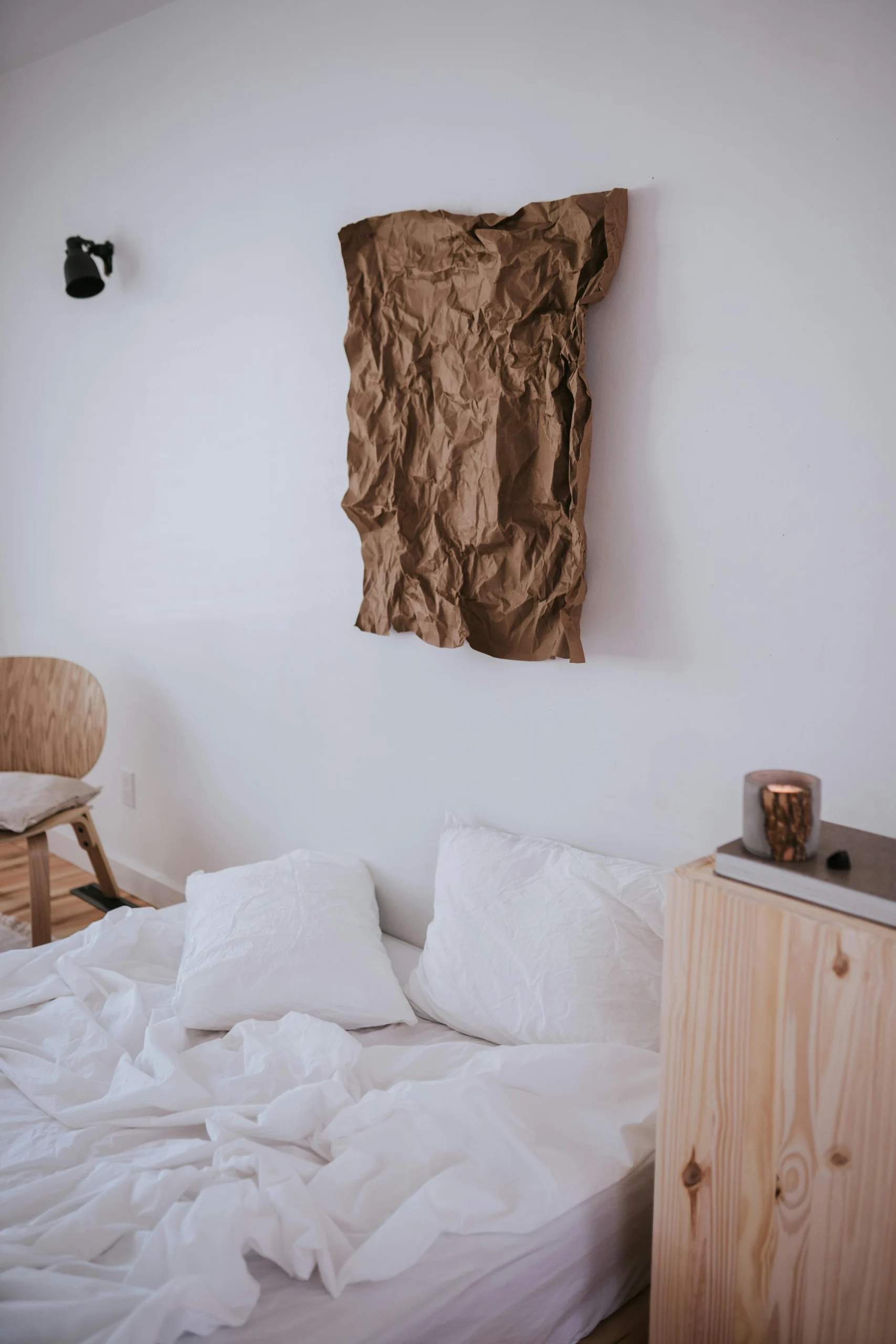 Dormitorio Minimalista Wabi-Sabi con Lino Blanco y Mobiliario de Pino Natural