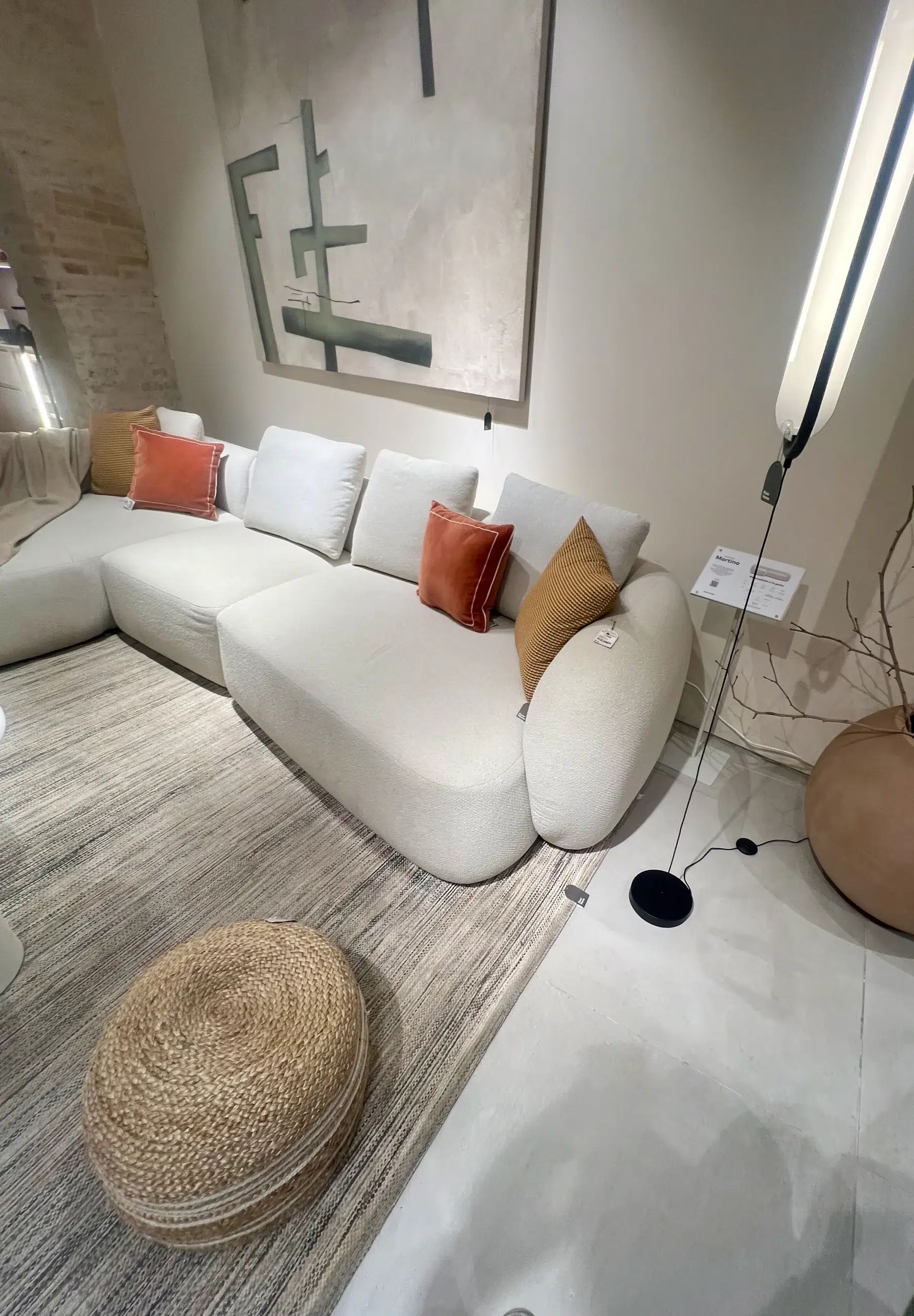 Salón Contemporáneo con Sofá Modular Curvo y Acentos Terracota