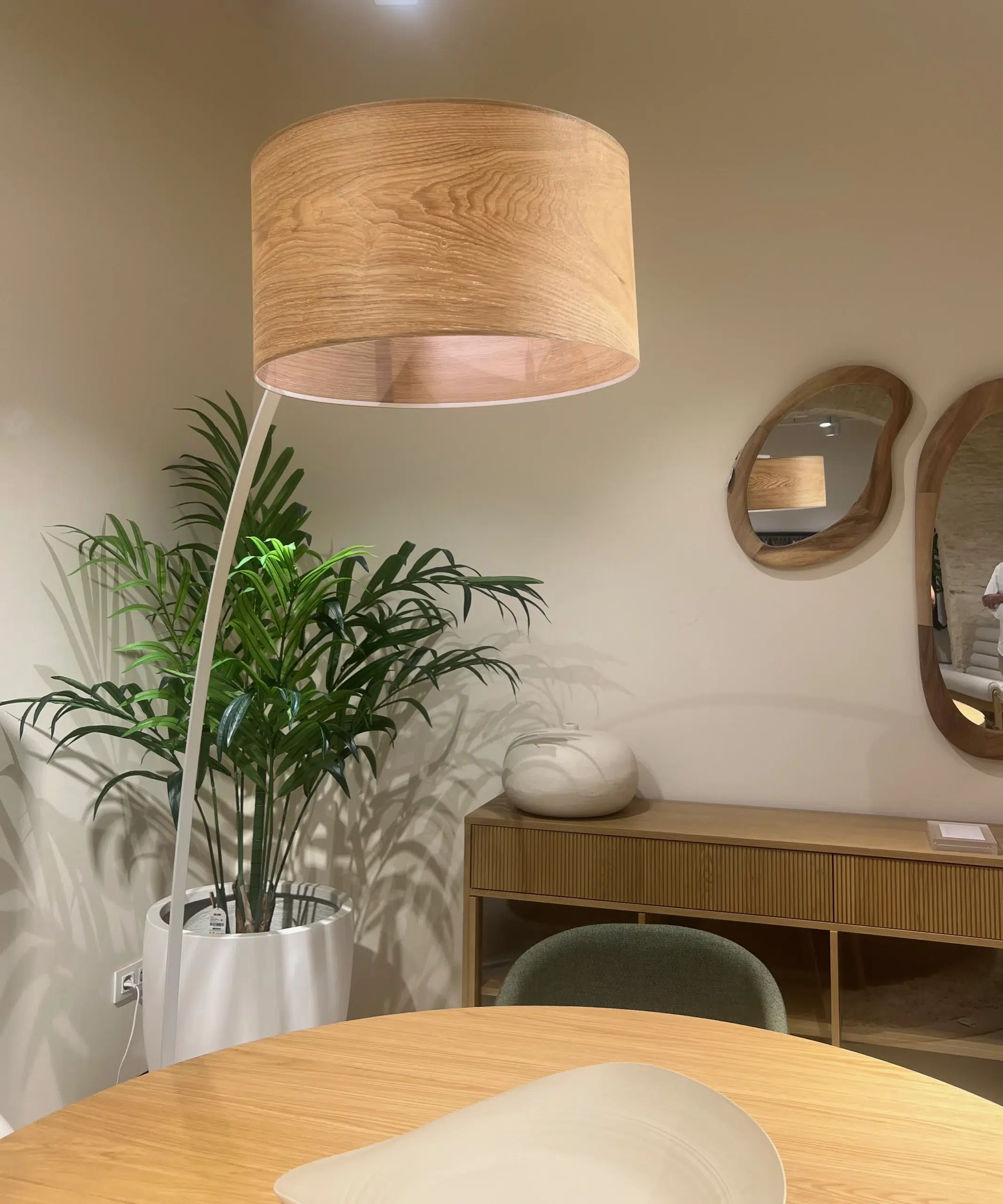 Rincón de Comedor Nórdico con Lámpara de Chapa de Madera y Mobiliario de Roble