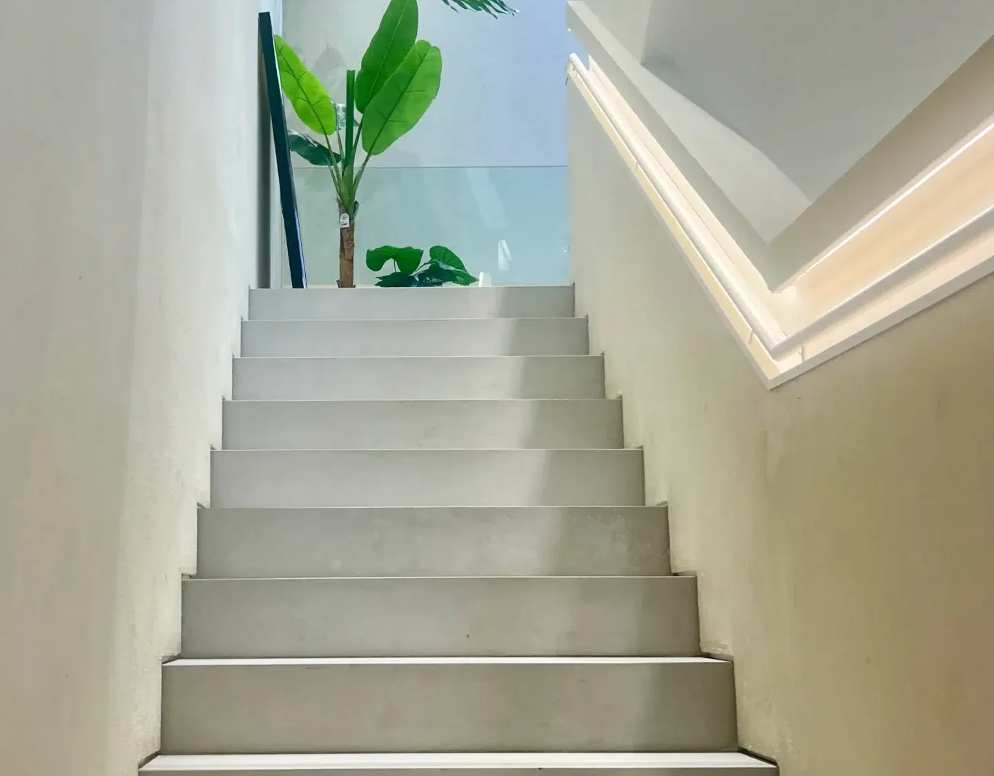 Escalera Escultórica de Pavimento Continuo con Iluminación Integrada