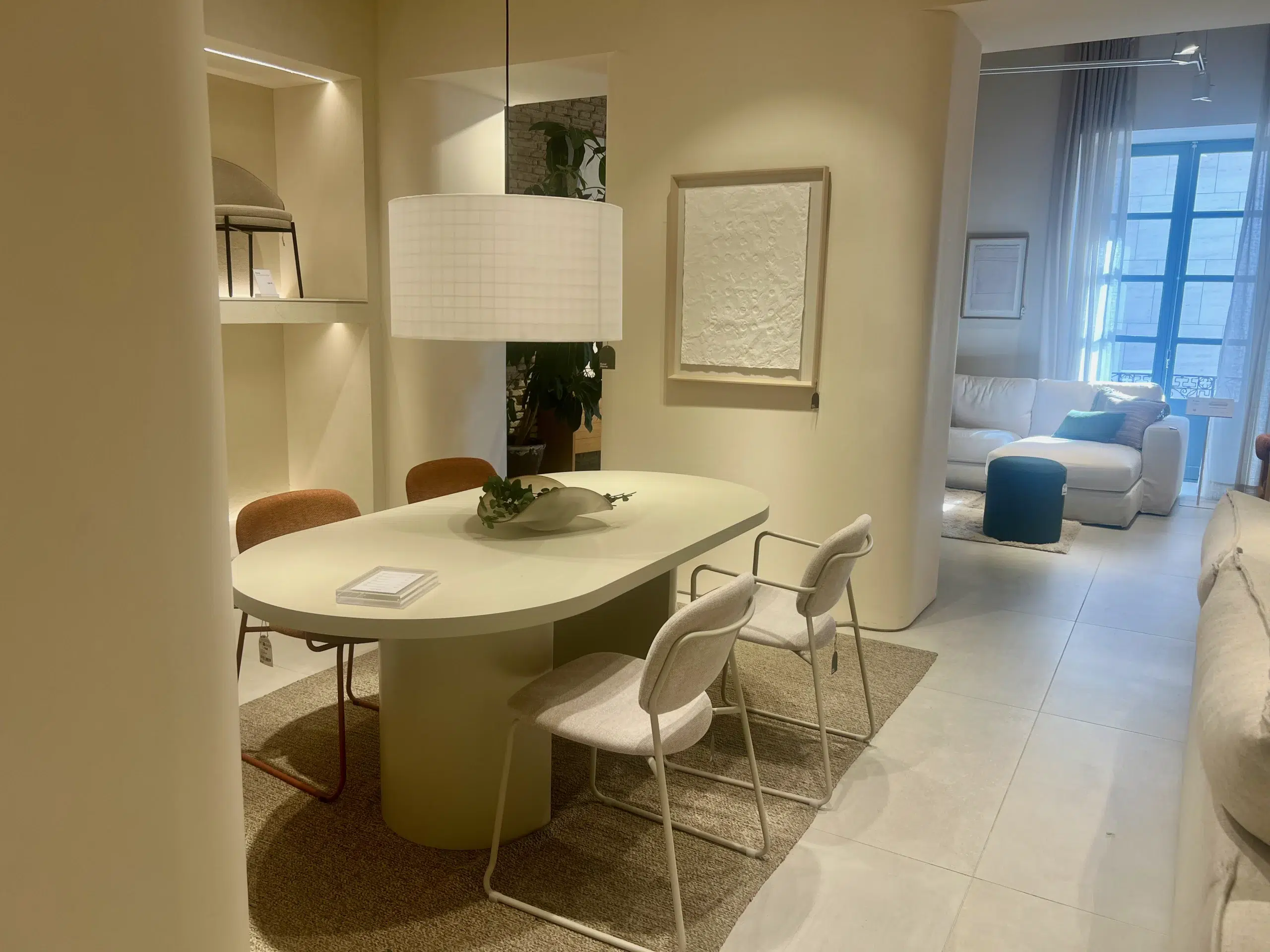 Comedor Contemporáneo con Mesa Oval Escultural y Sillas Tapizadas