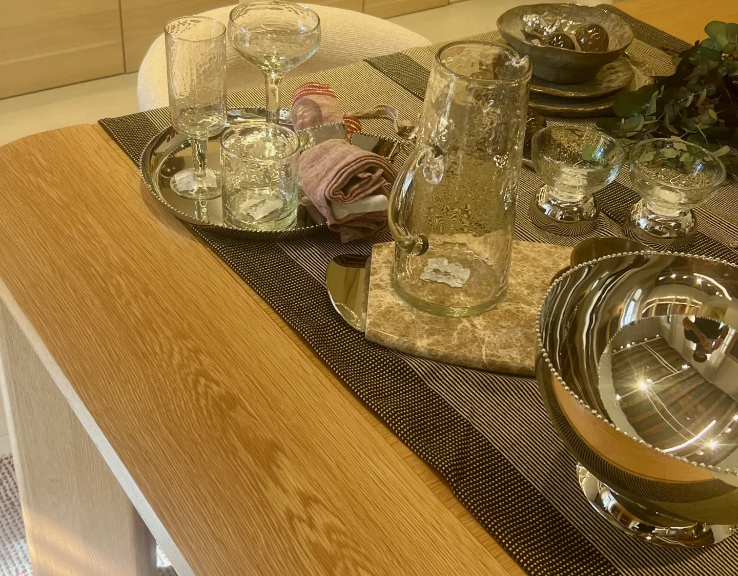 Detalle de Comedor Nórdico con Banco de Roble y Cristalería