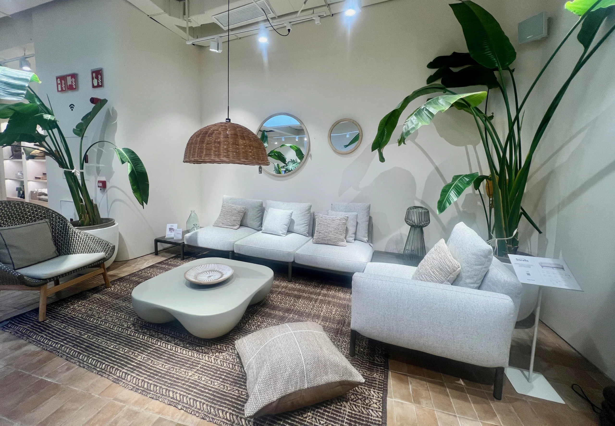 Salón de Estética Mediterránea con Mobiliario Natural y Suelo de Barro