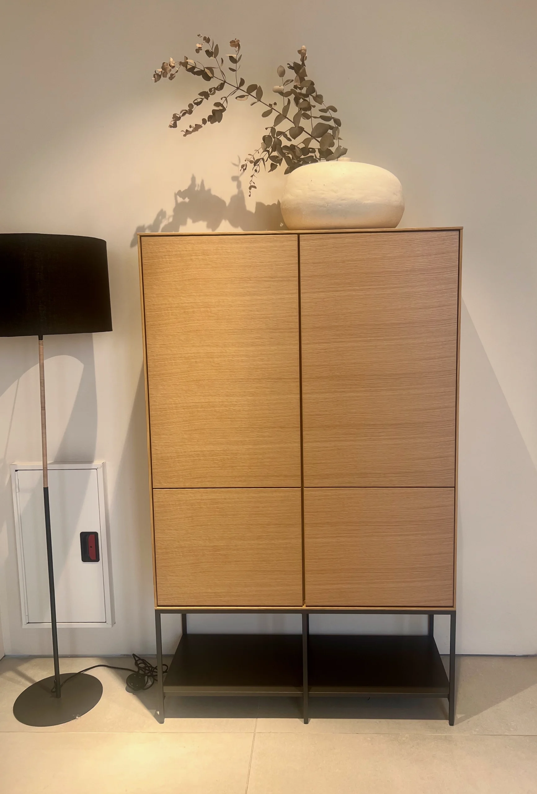 Aparador Alto de Roble con Base Metálica y Diseño Minimalista