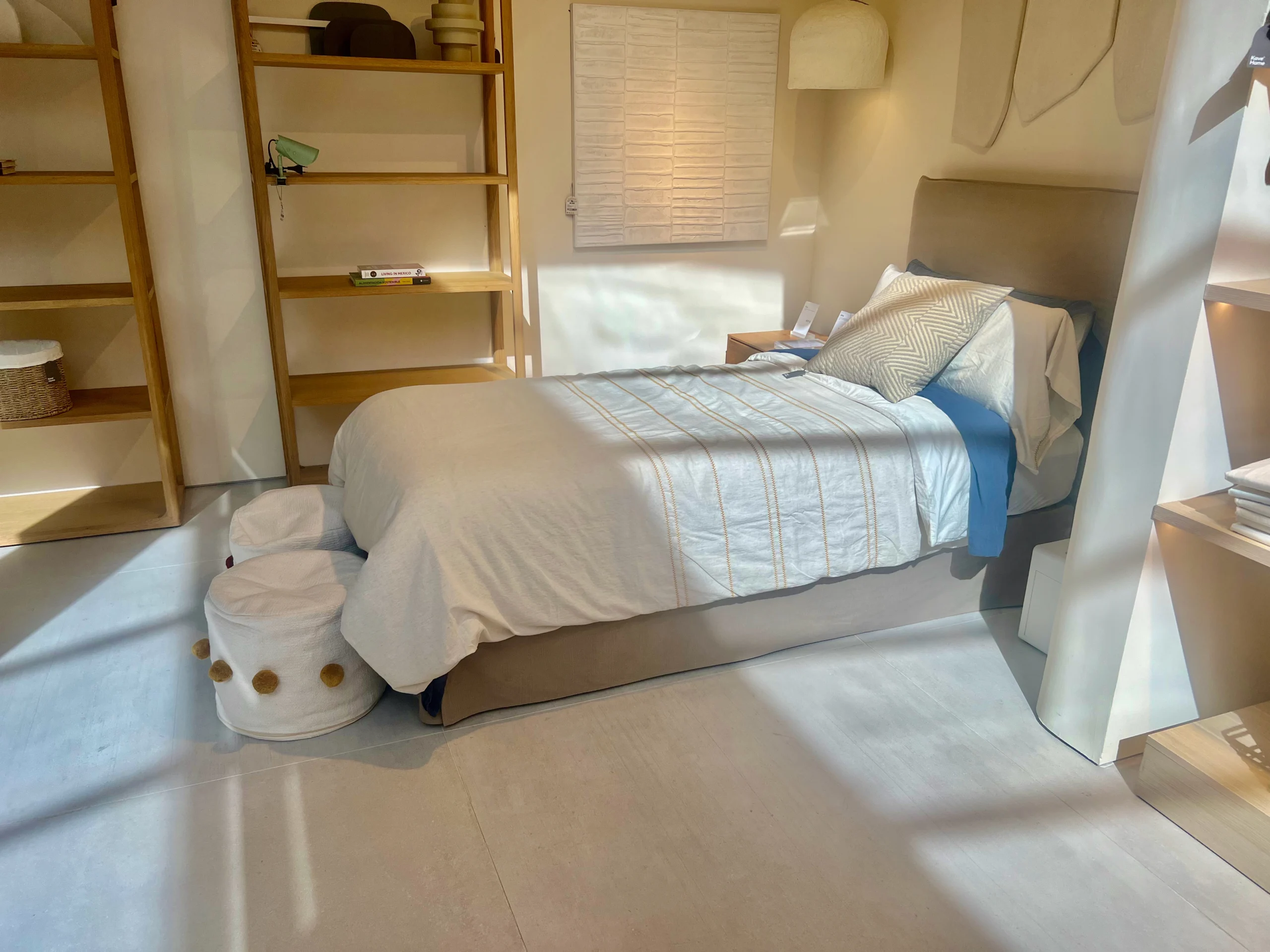 “Energy Building, Marbella” — Málaga Dormitorio Sereno de Estilo Nórdico con Mobiliario de Madera Clara