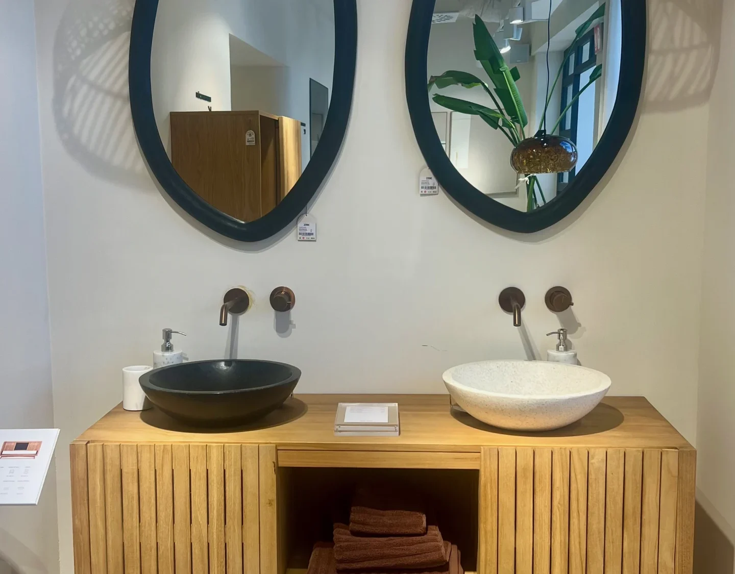 Baño Estética Japandi con Mueble Listonado y Lavabos Contrapuestos