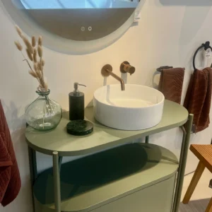 Dikigai Studio_IMG634 Baño Contemporáneo con Mueble Verde Salvia y Grifería de Bronce