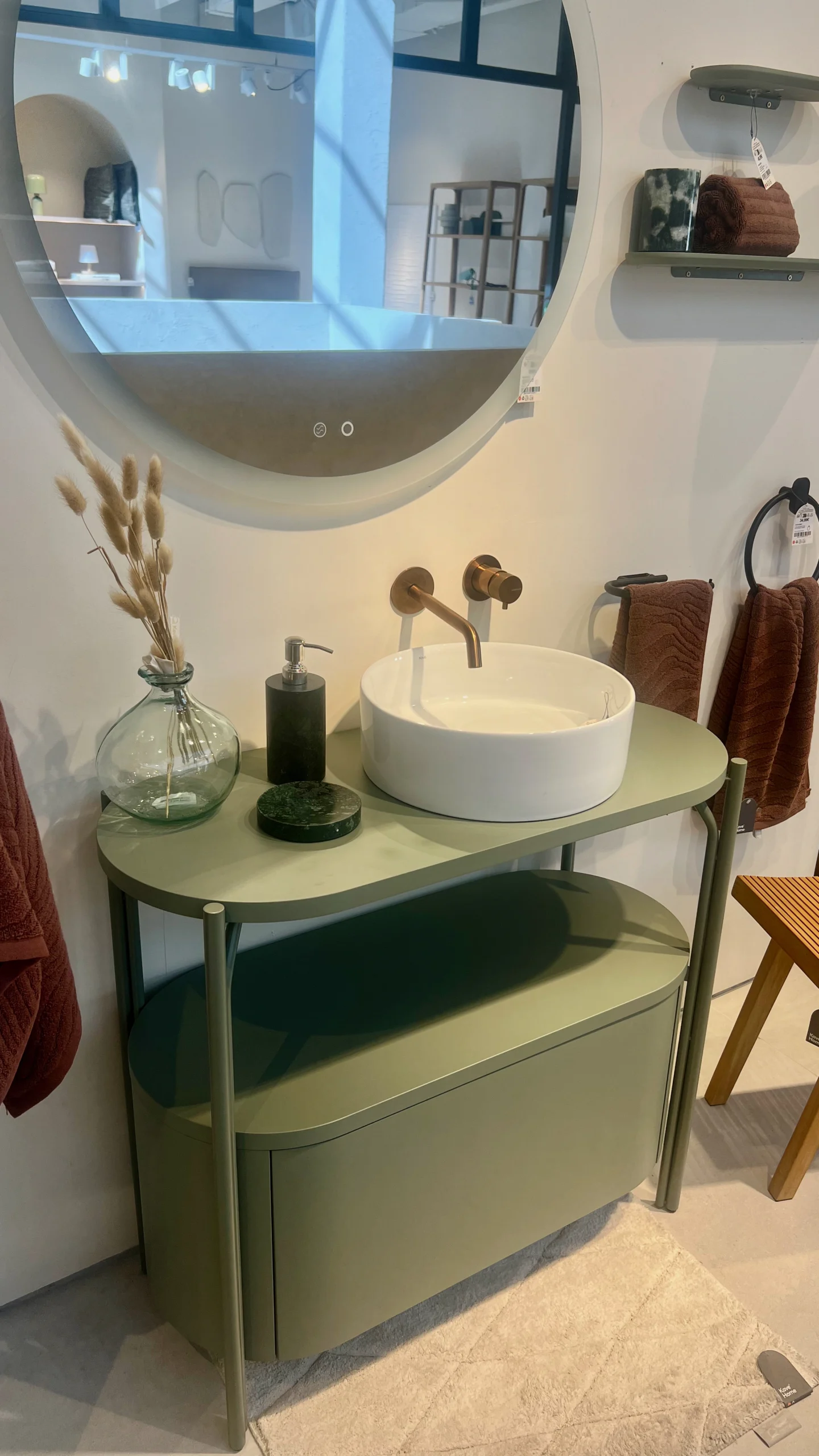 Dikigai Studio_IMG634 Baño Contemporáneo con Mueble Verde Salvia y Grifería de Bronce