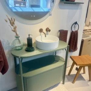 Dikigai Studio_IMG635 Baño Contemporáneo con Mueble Verde Salvia y Grifería de Bronce