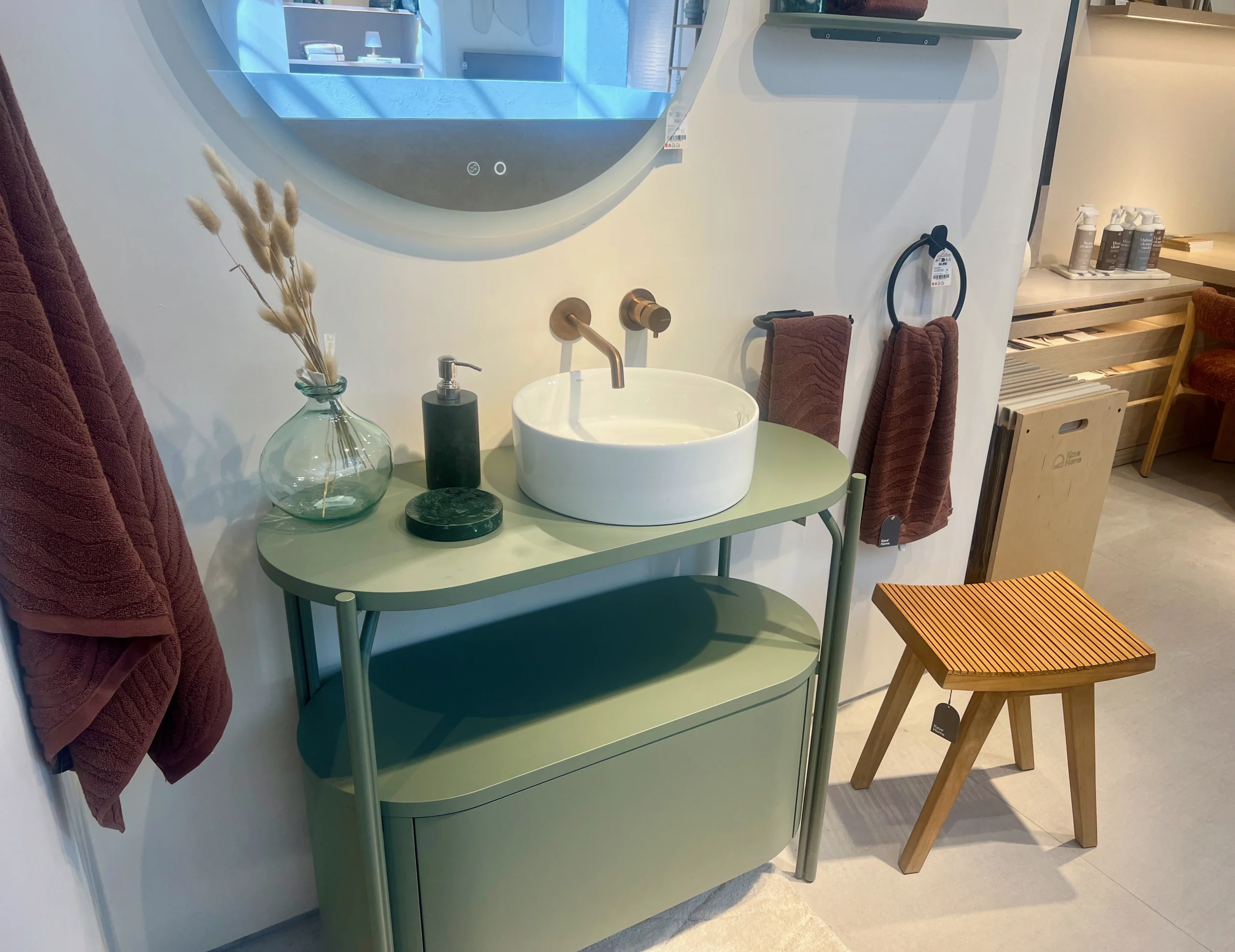 Baño Contemporáneo con Mueble Verde Salvia y Grifería de Bronce