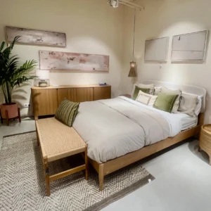 Dormitorio Completo Estilo Japandi con Maderas Claras y Textiles Naturales