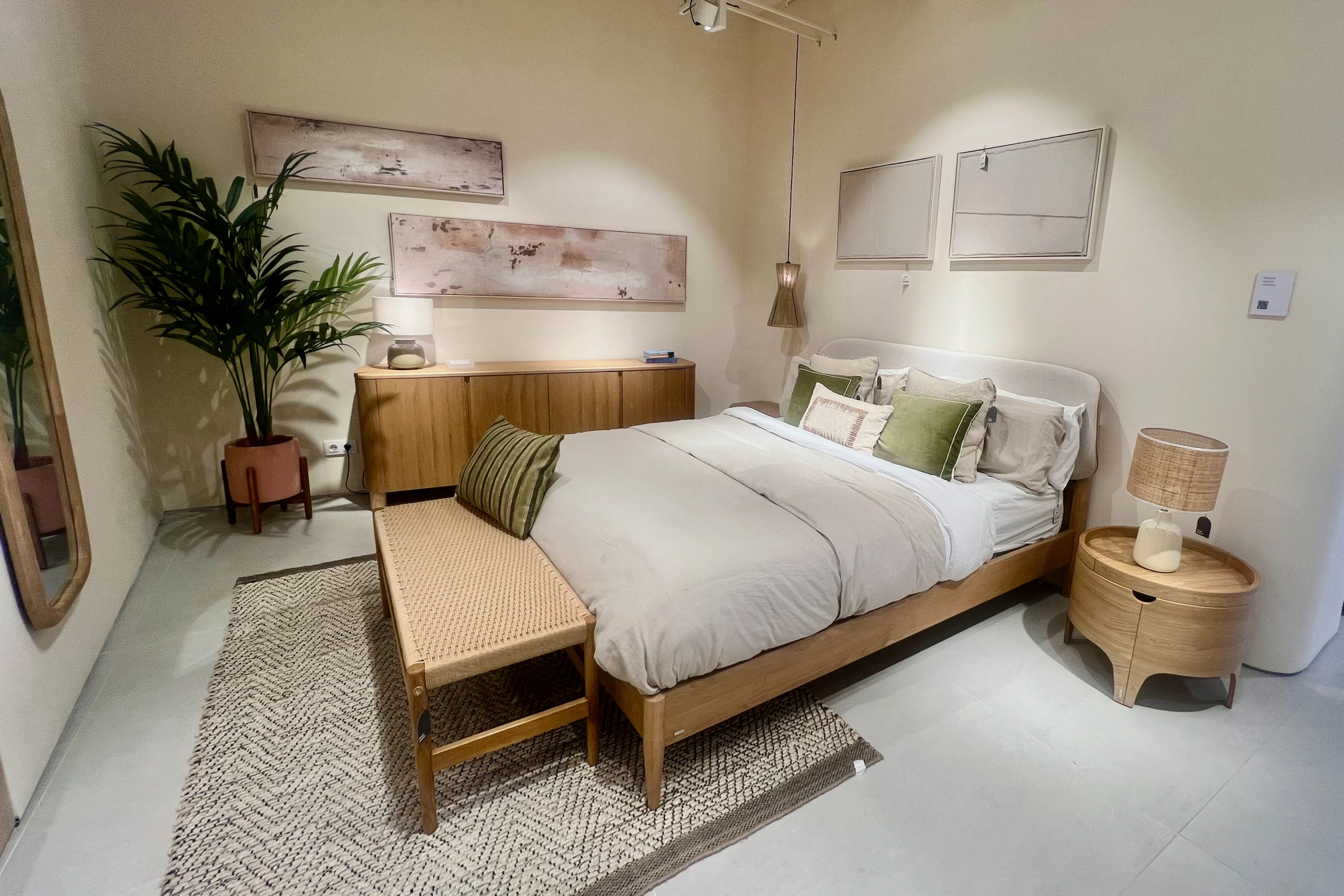 Dormitorio Completo Estilo Japandi con Maderas Claras y Textiles Naturales