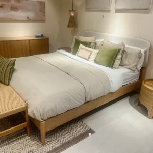 Dormitorio Completo Estilo Japandi con Maderas Claras y Textiles Naturales