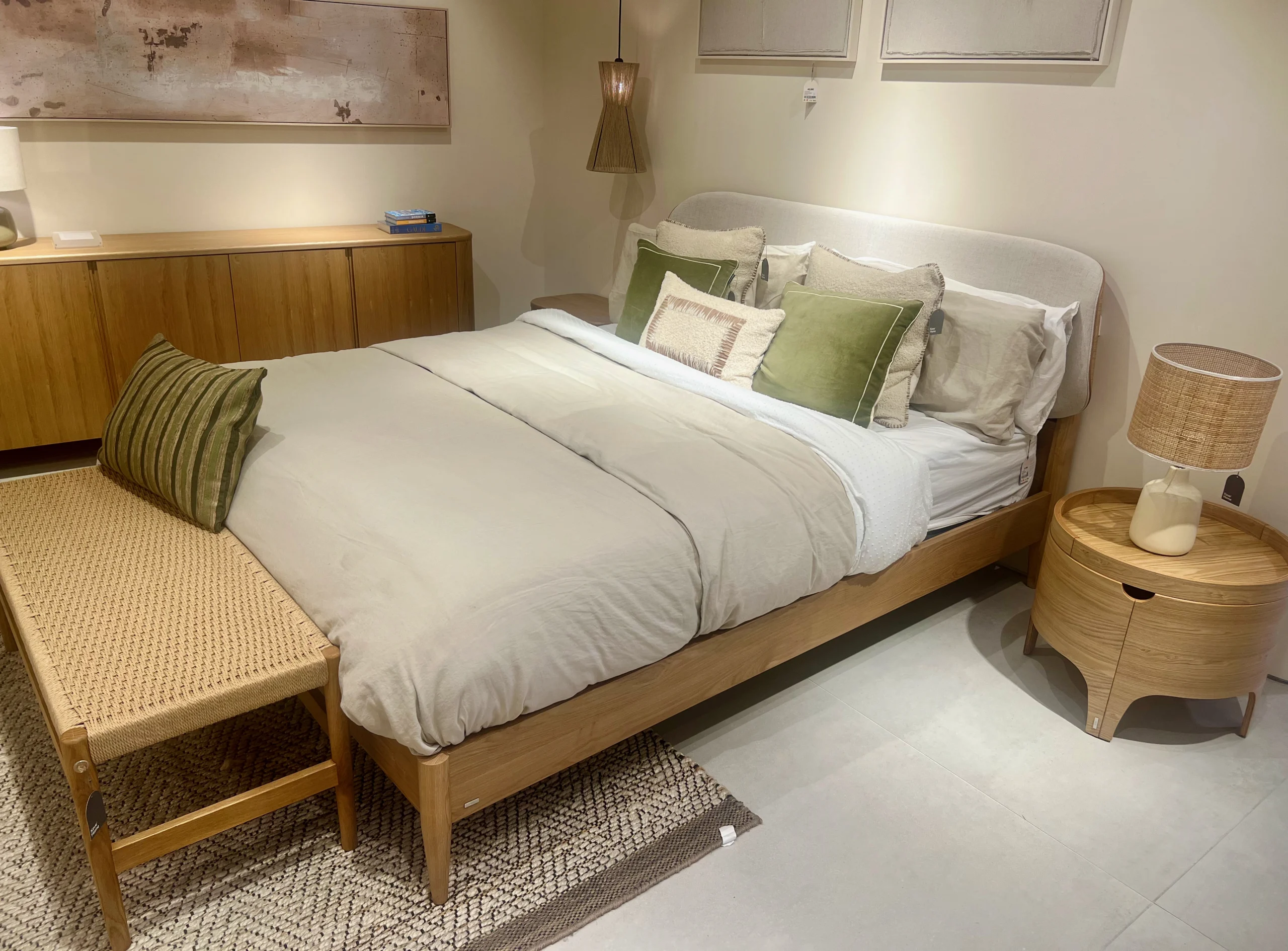 Dormitorio Completo Estilo Japandi con Maderas Claras y Textiles Naturales