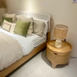 Rincón de Dormitorio Japandi con Mesita de Noche Cilíndrica de Roble