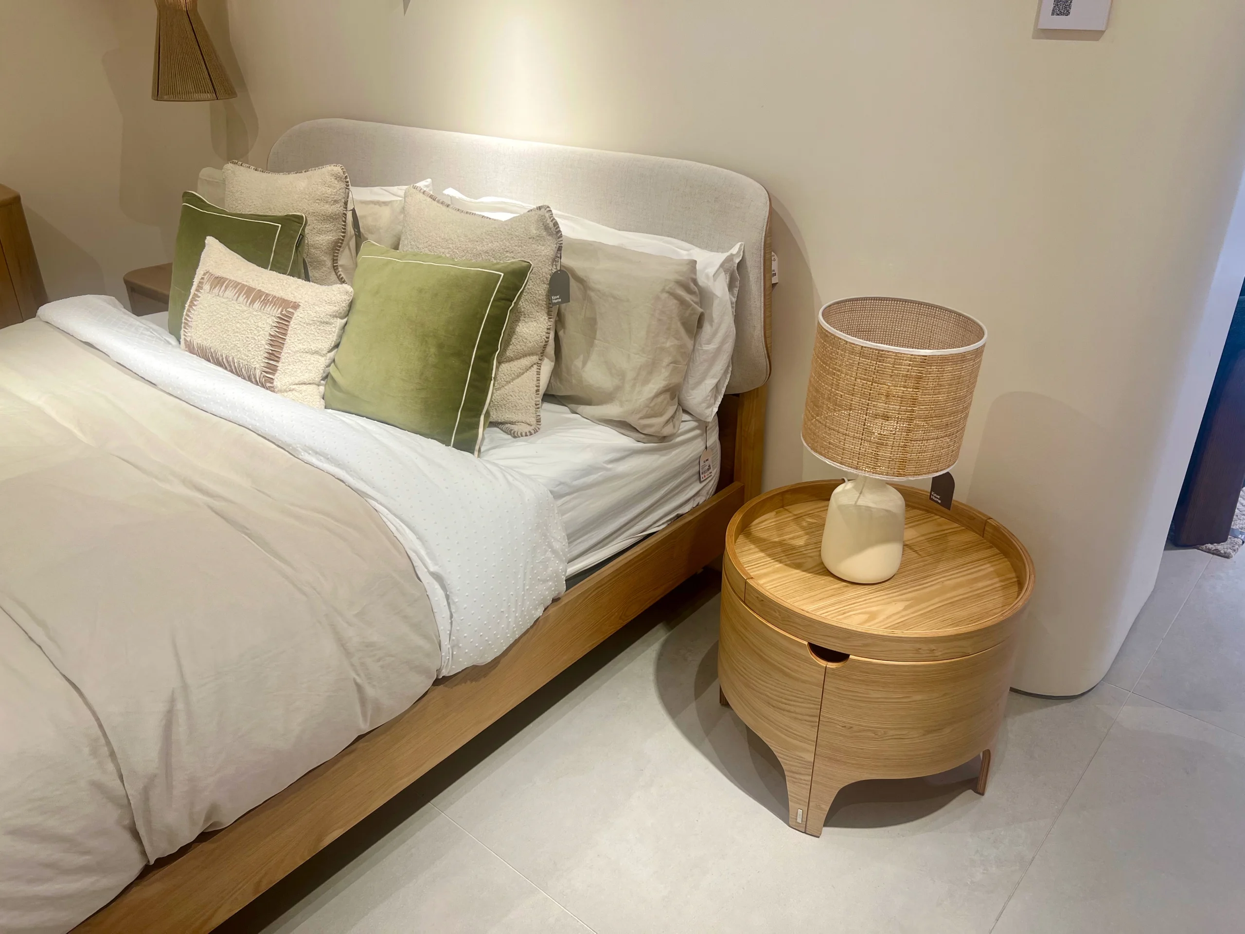 Rincón de Dormitorio Japandi con Mesita de Noche Cilíndrica de Roble