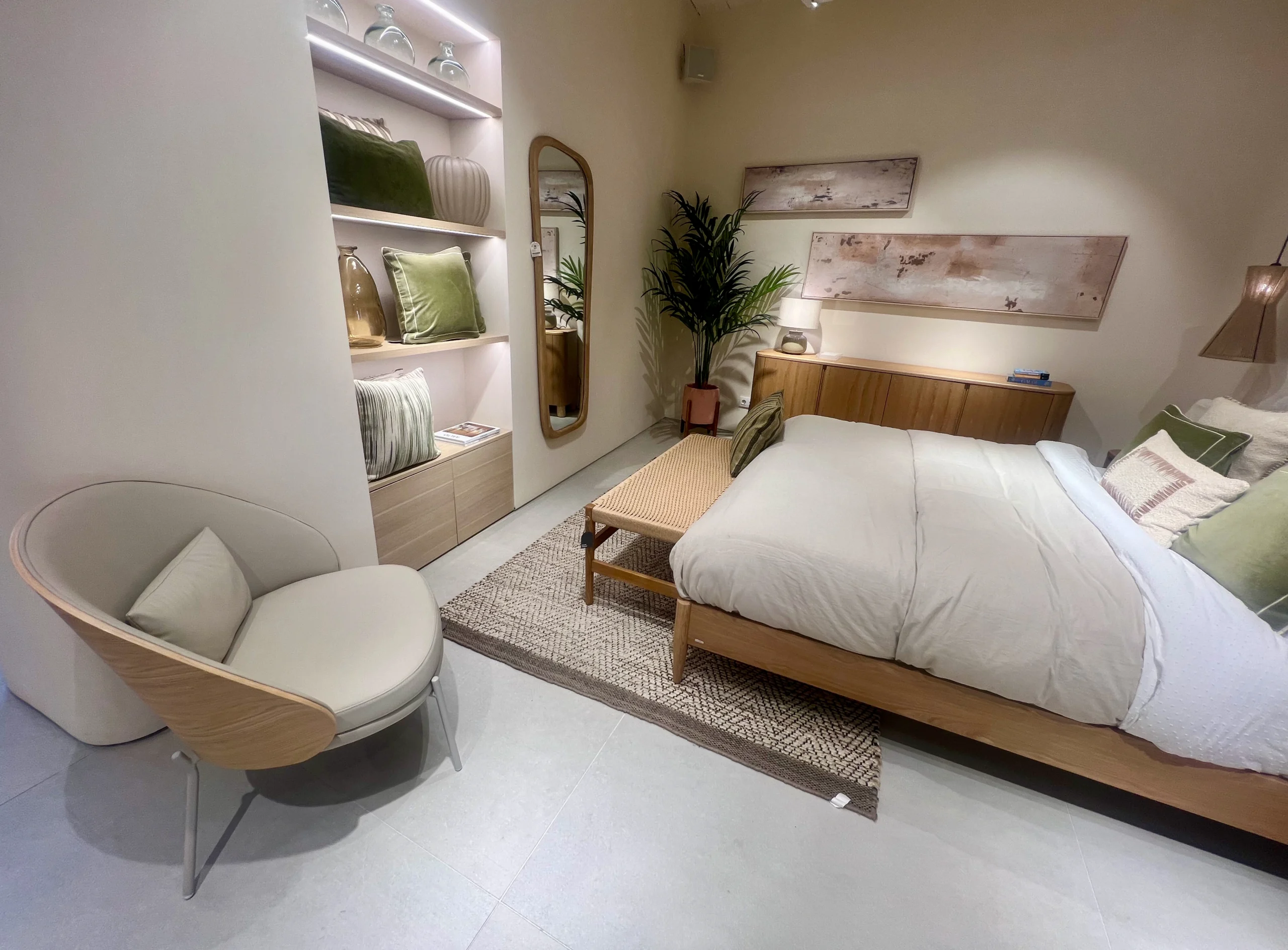 Dormitorio Japandi con Mobiliario de Madera Clara y Butaca Orgánica