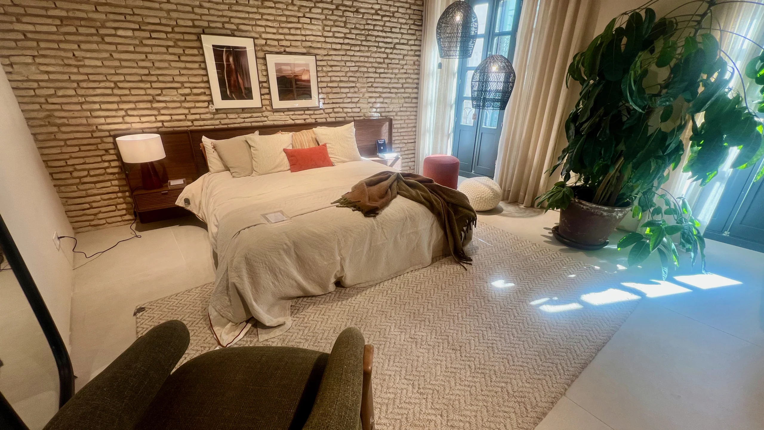 Suite Estilo Loft con Pared de Ladrillo Visto y Mobiliario de Madera Oscura