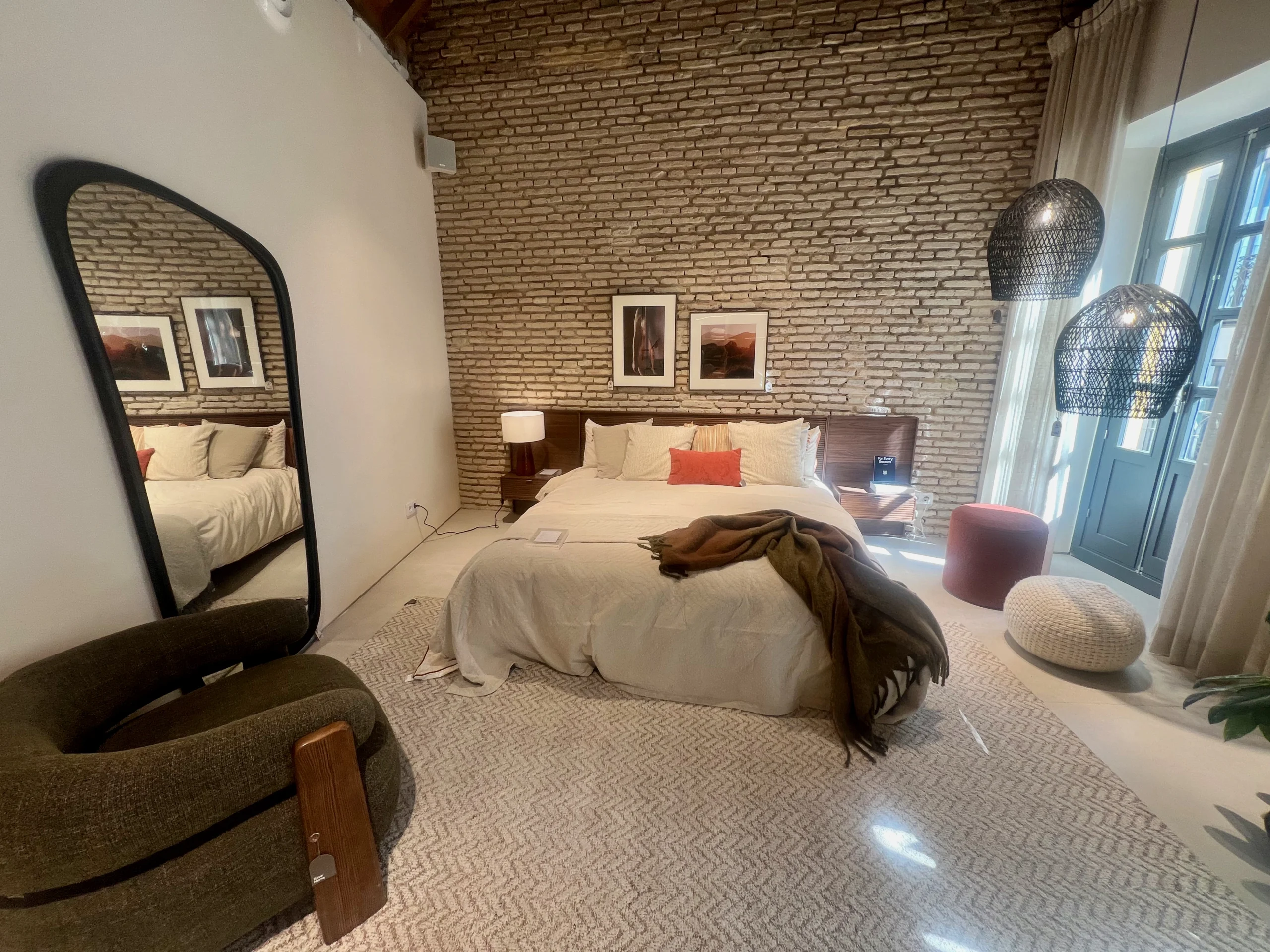 Dikigai Studio_IMG642 Suite Estilo Loft con Pared de Ladrillo Visto y Mobiliario de Madera Oscura
