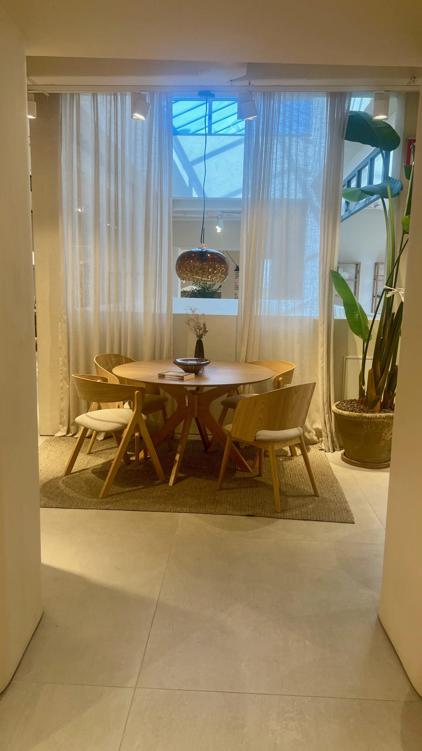 “Energy Building, Marbella” — Málaga Comedor y Salón de Planta Abierta en Estilo Nórdico Contemporáneo