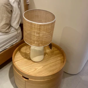 Rincón de Dormitorio Japandi con Mesita Cilíndrica y Lámpara de Fibra
