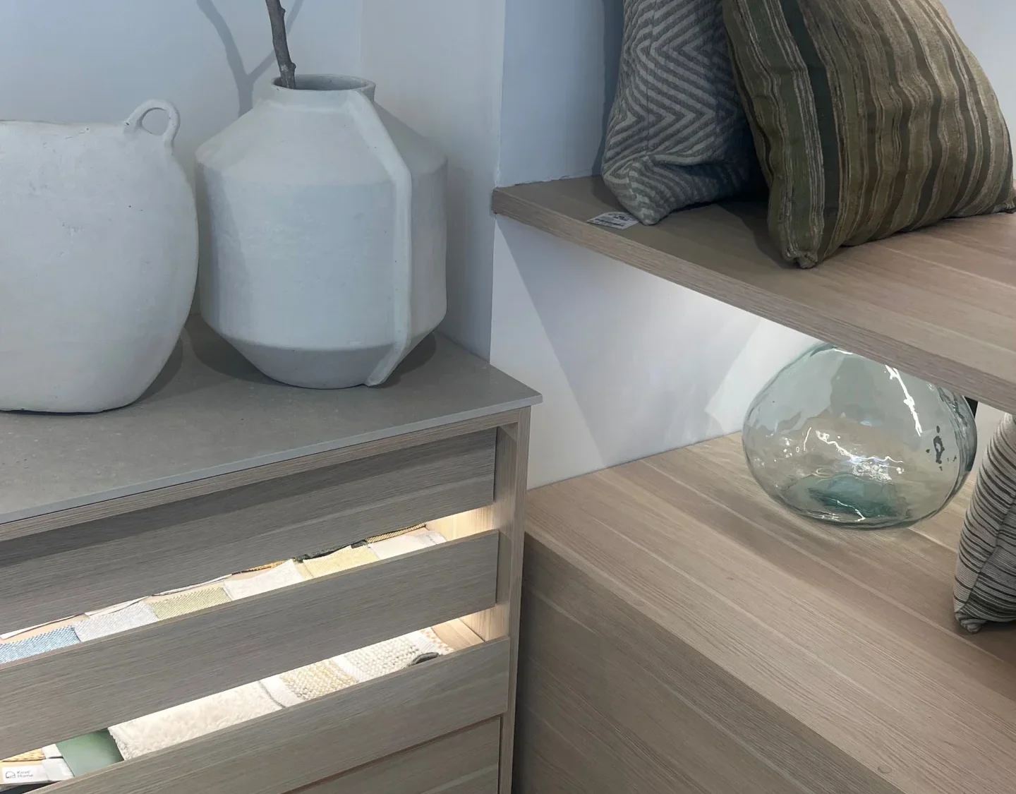 Detalle de Mobiliario a Medida con Muestrario de Textiles y Cerámica Wabi-Sabi