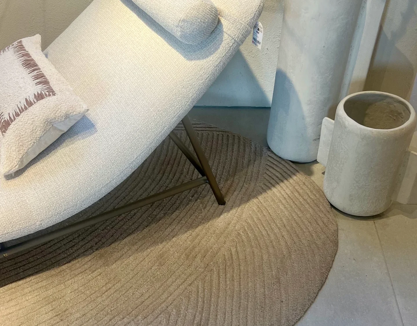 Rincón de Lectura Minimalista con Chaise Longue Texturizado y Cerámica Artesanal