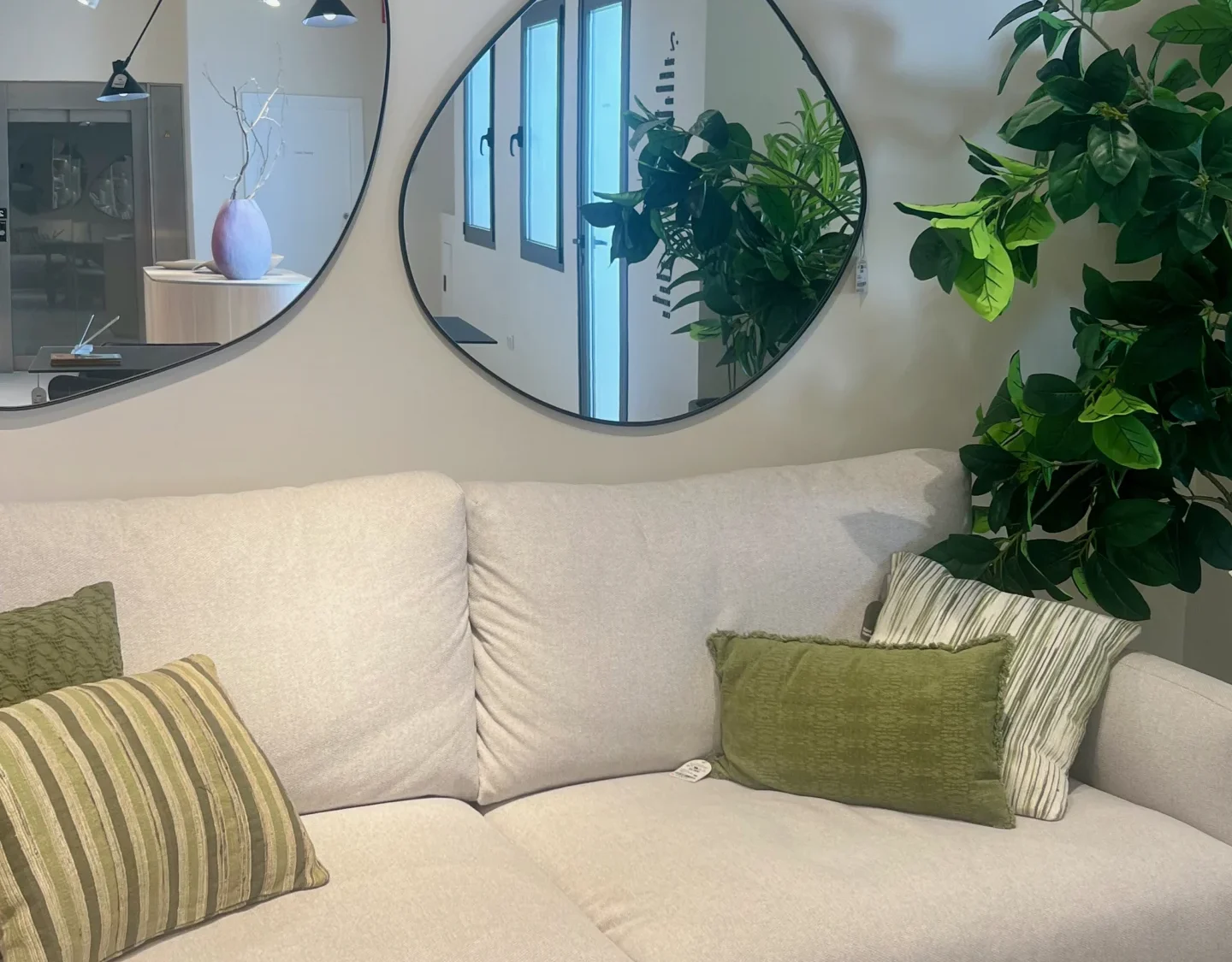 Salón Contemporáneo con Espejos Orgánicos y Sofá Neutro
