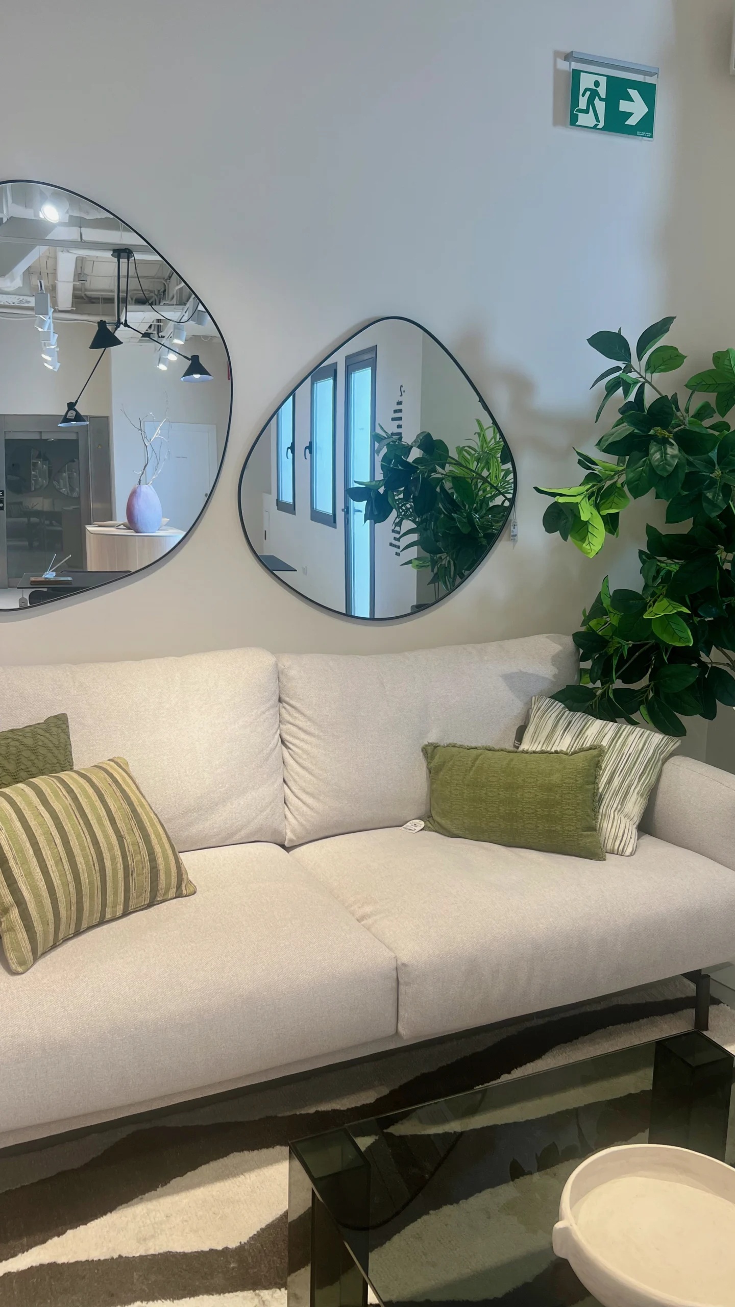 Salón Contemporáneo con Espejos Orgánicos y Sofá Neutro