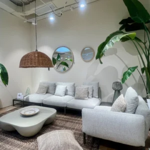 Salón de Estética Mediterránea con Mobiliario Natural y Suelo de Barro