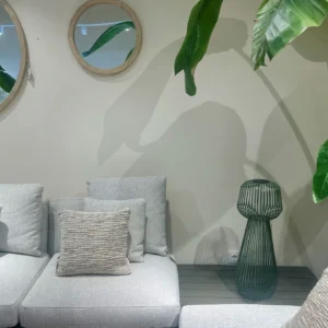 Salón de Estética Mediterránea con Mobiliario Natural y Suelo de Barro