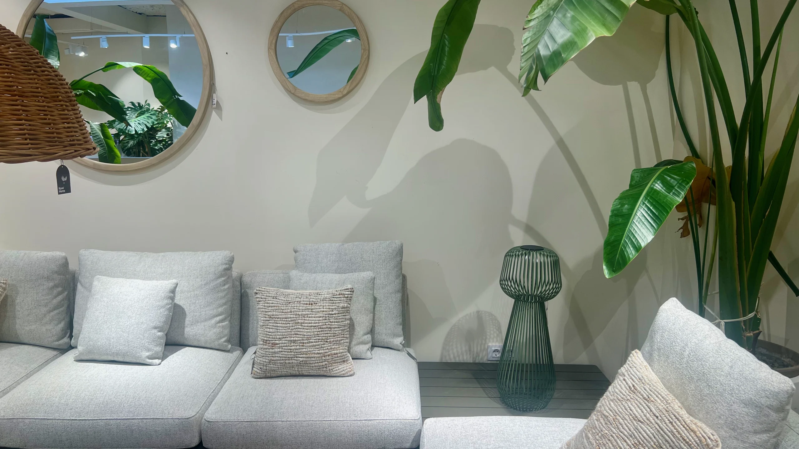 Salón de Estética Mediterránea con Mobiliario Natural y Suelo de Barro